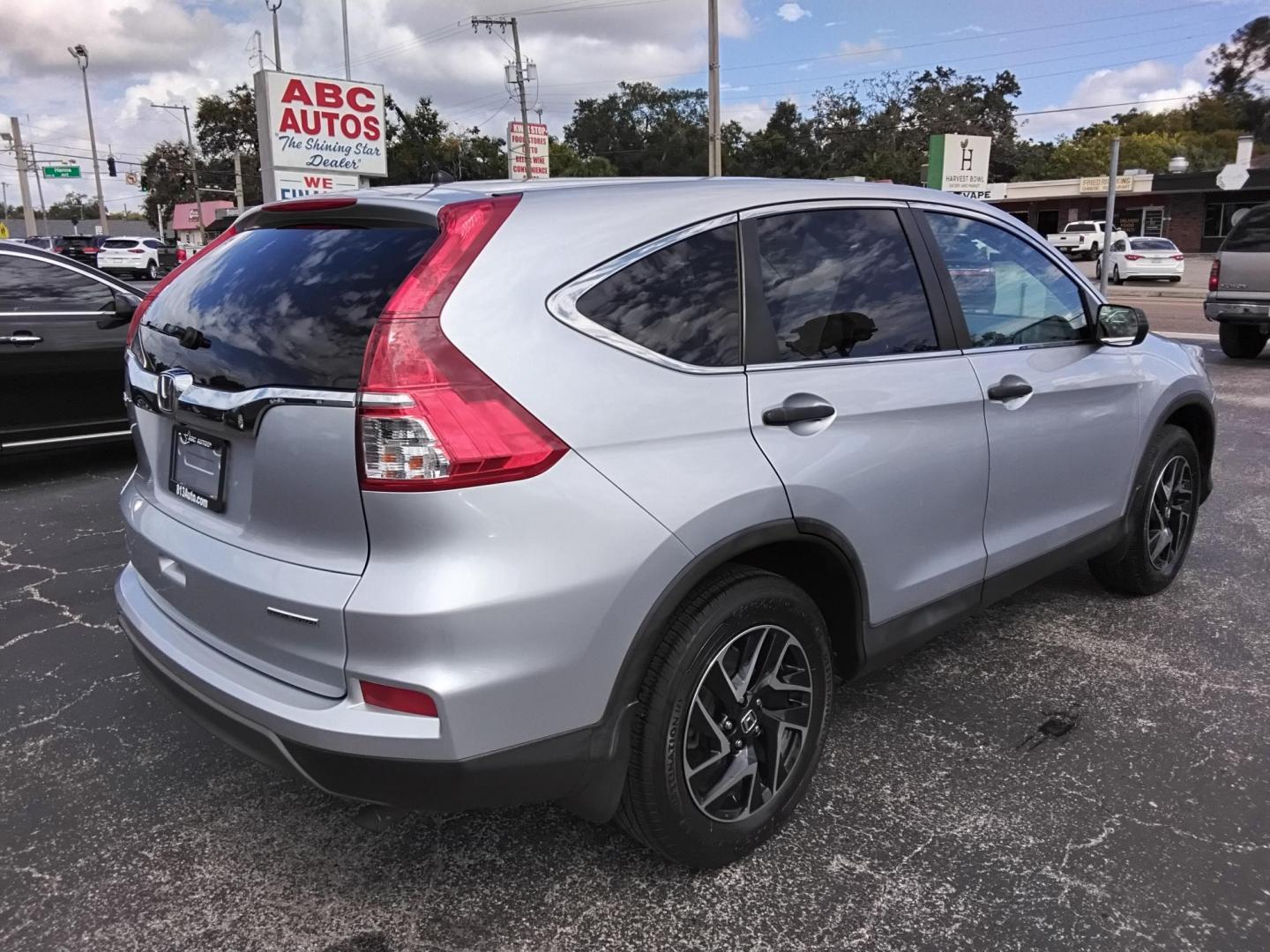 2016 GRAY /Beige Honda CR-V SE 2WD (2HKRM3H45GH) with an 2.4L L4 DOHC 16V engine, CVT transmission, located at 6112 N Florida Avenue, Tampa, FL, 33604, (888) 521-5131, 27.954929, -82.459534 - 499$ down plus tax & tag. - Photo#11