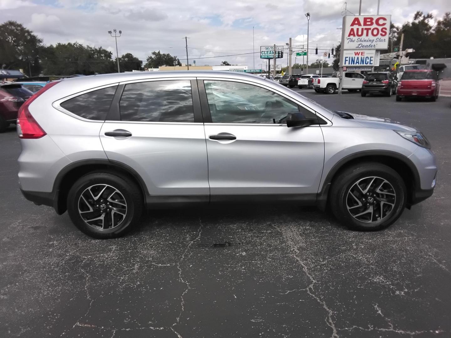 2016 GRAY /Beige Honda CR-V SE 2WD (2HKRM3H45GH) with an 2.4L L4 DOHC 16V engine, CVT transmission, located at 6112 N Florida Avenue, Tampa, FL, 33604, (888) 521-5131, 27.954929, -82.459534 - 499$ down plus tax & tag. - Photo#6