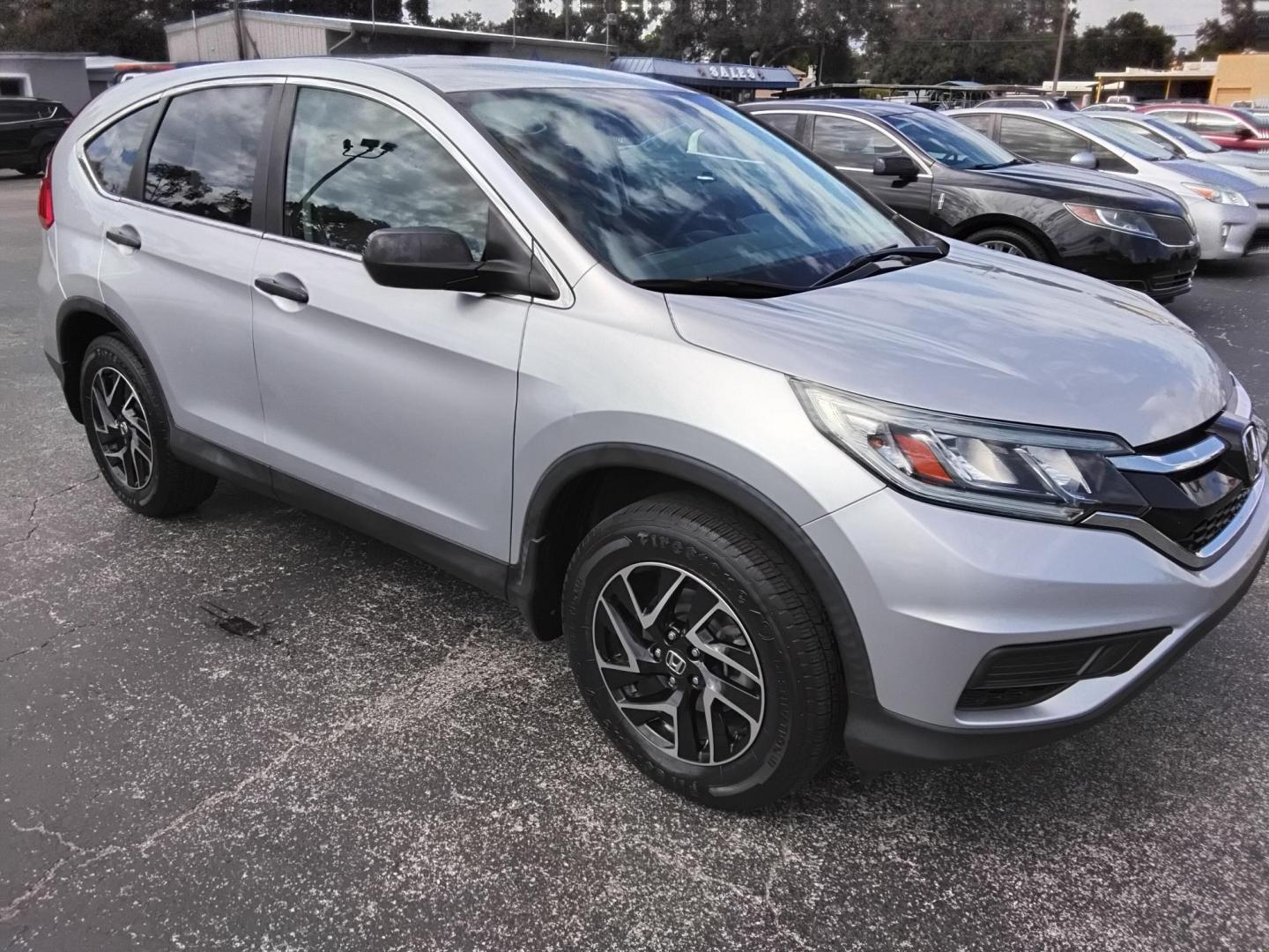 2016 GRAY /Beige Honda CR-V SE 2WD (2HKRM3H45GH) with an 2.4L L4 DOHC 16V engine, CVT transmission, located at 6112 N Florida Avenue, Tampa, FL, 33604, (888) 521-5131, 27.954929, -82.459534 - 499$ down plus tax & tag. - Photo#3