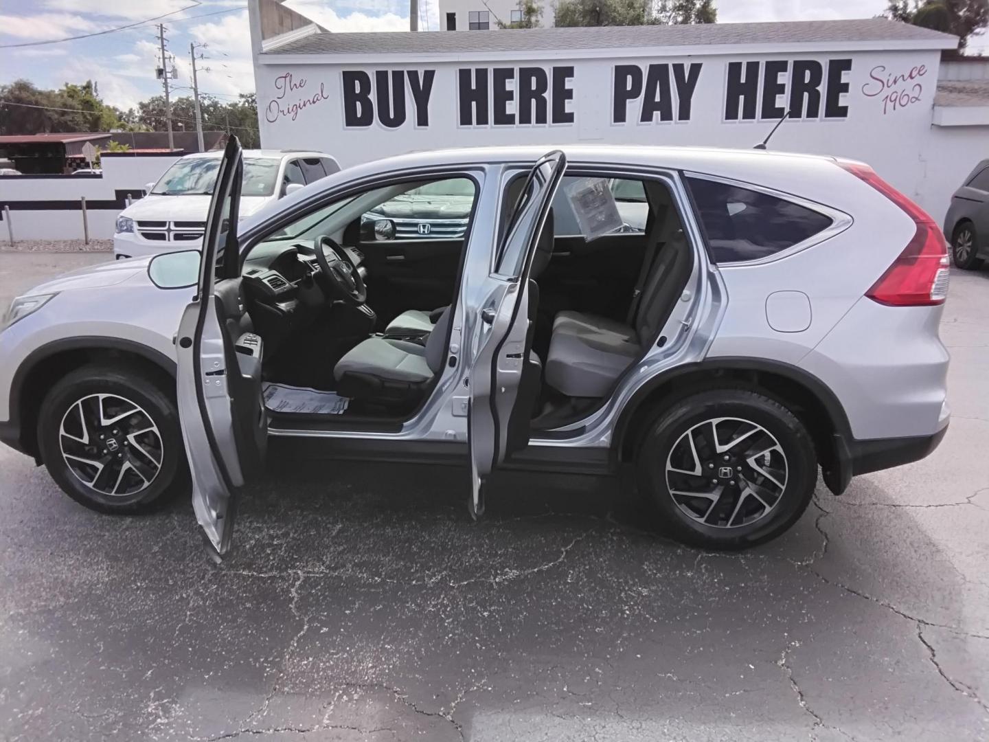 2016 GRAY /Beige Honda CR-V SE 2WD (2HKRM3H45GH) with an 2.4L L4 DOHC 16V engine, CVT transmission, located at 6112 N Florida Avenue, Tampa, FL, 33604, (888) 521-5131, 27.954929, -82.459534 - 499$ down plus tax & tag. - Photo#1