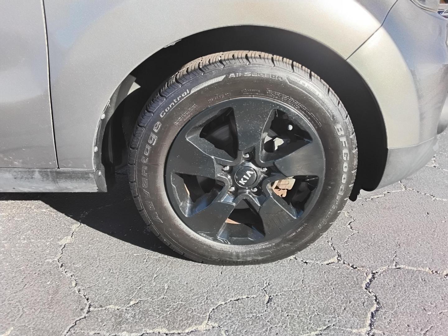 2017 GRAY /Black Kia Soul ! (KNDJN2A25H7) with an 1.6L L4 DOHC 16V engine, 6A transmission, located at 6112 N Florida Avenue, Tampa, FL, 33604, (888) 521-5131, 27.954929, -82.459534 - 499$ down plus tax & tag. - Photo#9