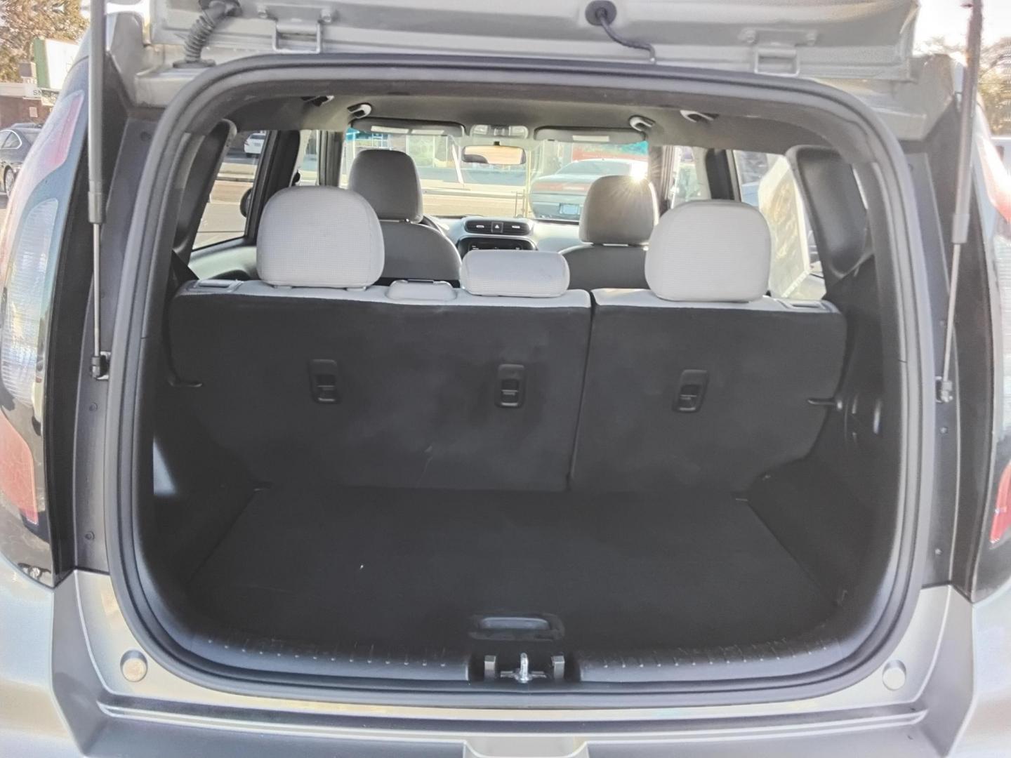 2017 GRAY /Black Kia Soul ! (KNDJN2A25H7) with an 1.6L L4 DOHC 16V engine, 6A transmission, located at 6112 N Florida Avenue, Tampa, FL, 33604, (888) 521-5131, 27.954929, -82.459534 - 499$ down plus tax & tag. - Photo#5