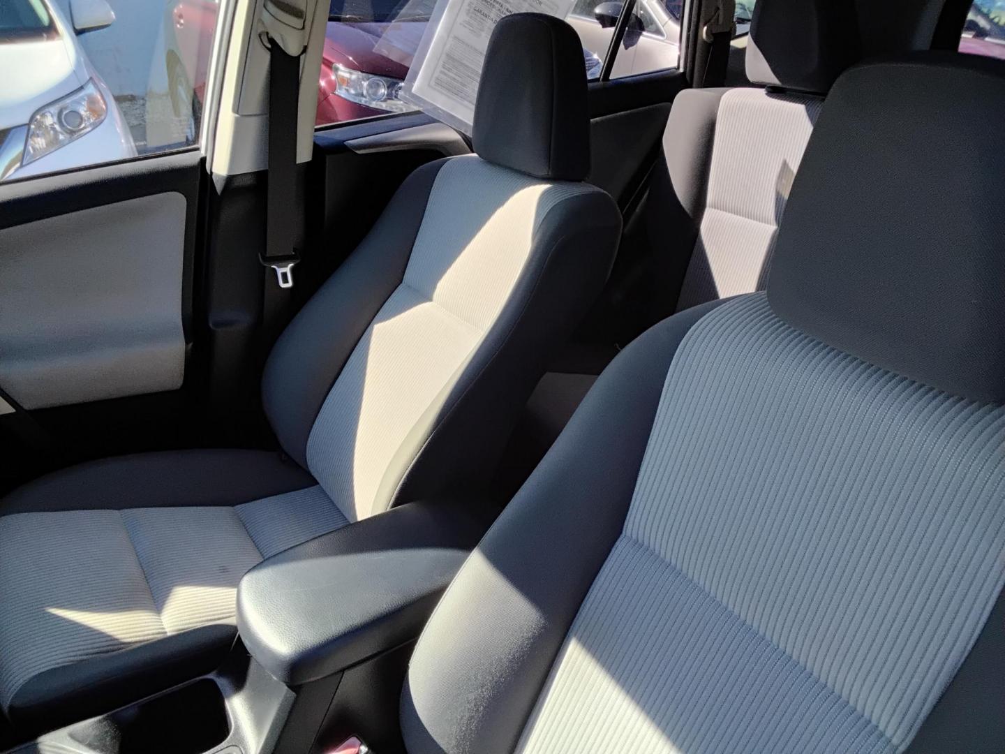 2014 SILVER /Grey Toyota RAV4 LE FWD (JTMZFREV1EJ) with an 2.5L L4 DOHC 16V engine, 6-Speed Automatic transmission, located at 6112 N Florida Avenue, Tampa, FL, 33604, (888) 521-5131, 27.954929, -82.459534 - 499$ down plus tax & tag. - Photo#9