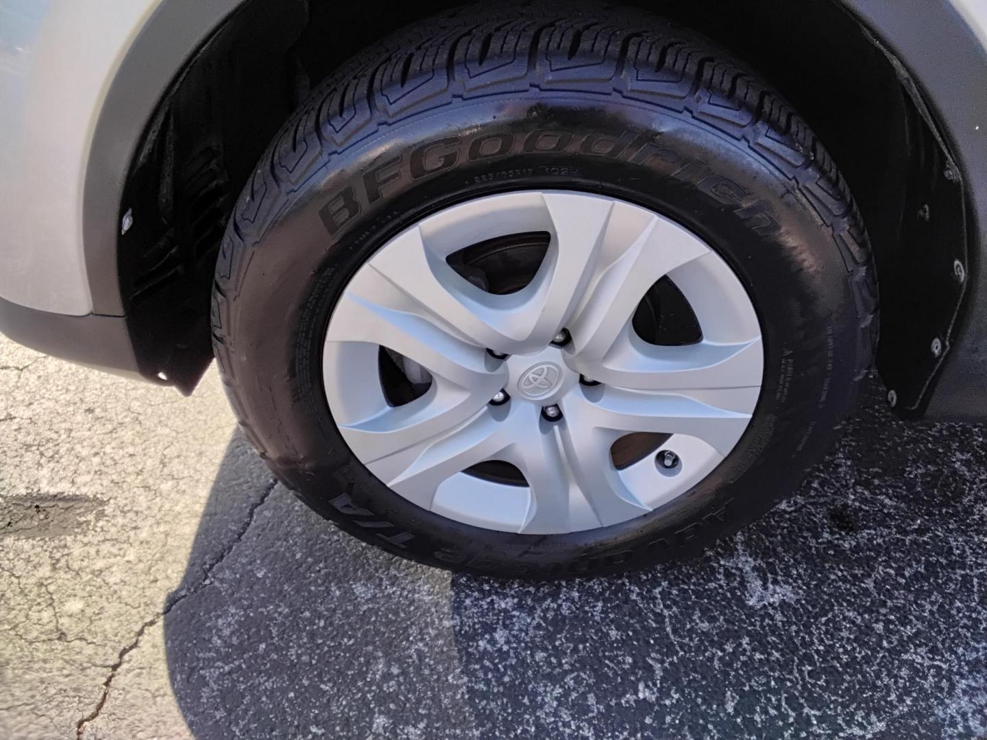 2014 SILVER /Grey Toyota RAV4 LE FWD (JTMZFREV1EJ) with an 2.5L L4 DOHC 16V engine, 6-Speed Automatic transmission, located at 6112 N Florida Avenue, Tampa, FL, 33604, (888) 521-5131, 27.954929, -82.459534 - 499$ down plus tax & tag. - Photo#11