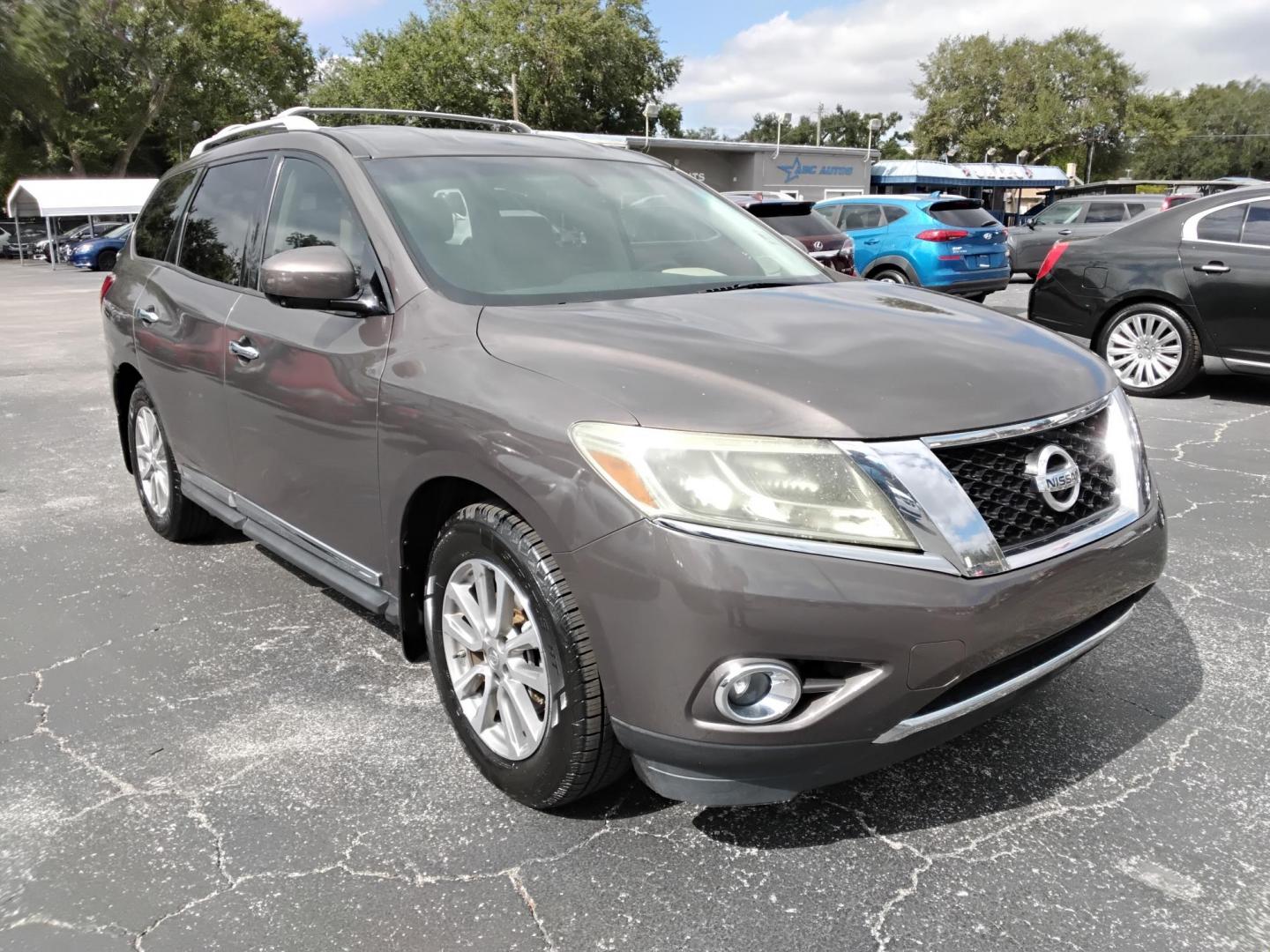 2016 BROWN /Beige Nissan Pathfinder S 2WD (5N1AR2MN9GC) with an 3.5L V6 DOHC 24V engine, CVT transmission, located at 6112 N Florida Avenue, Tampa, FL, 33604, (888) 521-5131, 27.954929, -82.459534 - 499$ down plus tax & tag. - Photo#3