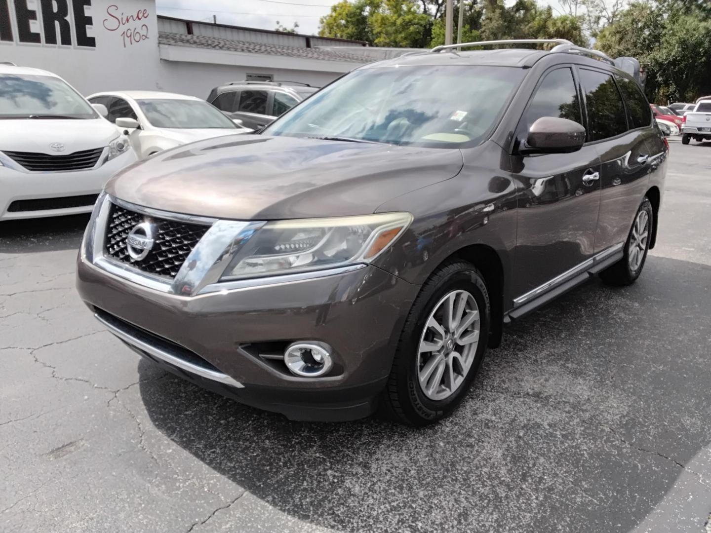 2016 BROWN /Beige Nissan Pathfinder S 2WD (5N1AR2MN9GC) with an 3.5L V6 DOHC 24V engine, CVT transmission, located at 6112 N Florida Avenue, Tampa, FL, 33604, (888) 521-5131, 27.954929, -82.459534 - 499$ down plus tax & tag. - Photo#2
