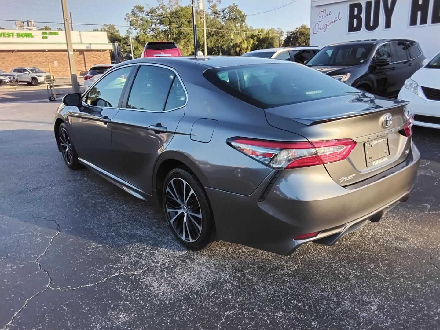 2018 GRAY /Grey Toyota Camry LE (4T1B11HKXJU) with an 2.5L L4 DOHC 16V engine, 8A transmission, located at 6112 N Florida Avenue, Tampa, FL, 33604, (888) 521-5131, 27.954929, -82.459534 - 499$ down plus tax & tag. - Photo#6