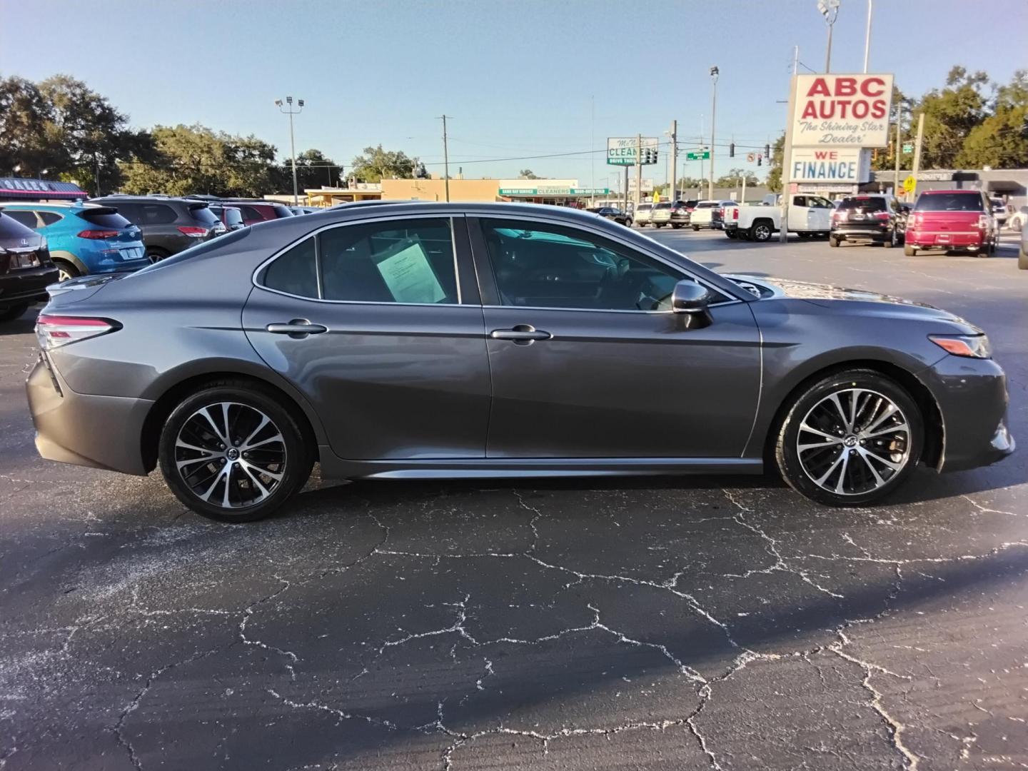 2018 GRAY /Grey Toyota Camry LE (4T1B11HKXJU) with an 2.5L L4 DOHC 16V engine, 8A transmission, located at 6112 N Florida Avenue, Tampa, FL, 33604, (888) 521-5131, 27.954929, -82.459534 - 499$ down plus tax & tag. - Photo#4