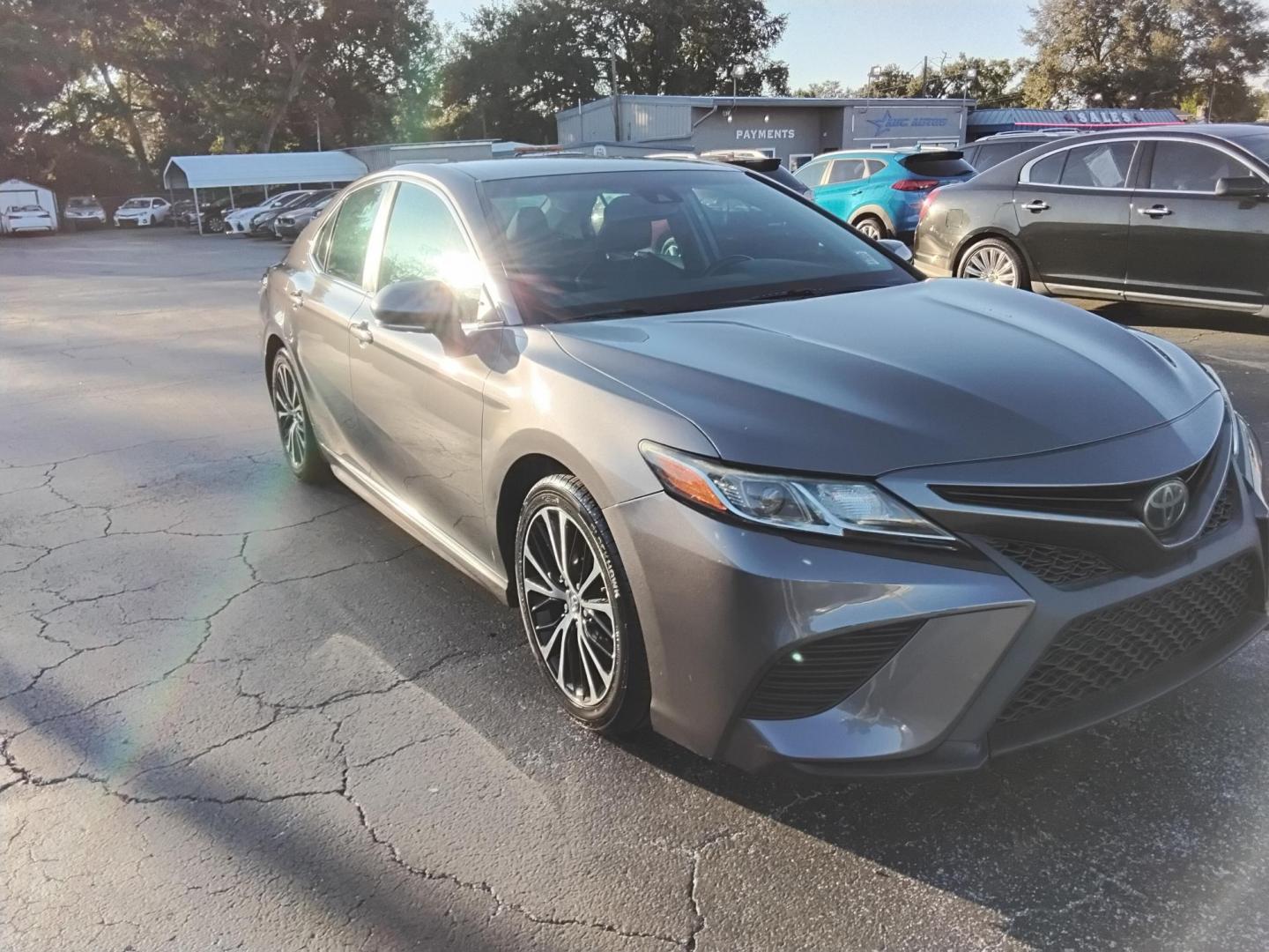 2018 GRAY /Grey Toyota Camry LE (4T1B11HKXJU) with an 2.5L L4 DOHC 16V engine, 8A transmission, located at 6112 N Florida Avenue, Tampa, FL, 33604, (888) 521-5131, 27.954929, -82.459534 - 499$ down plus tax & tag. - Photo#3