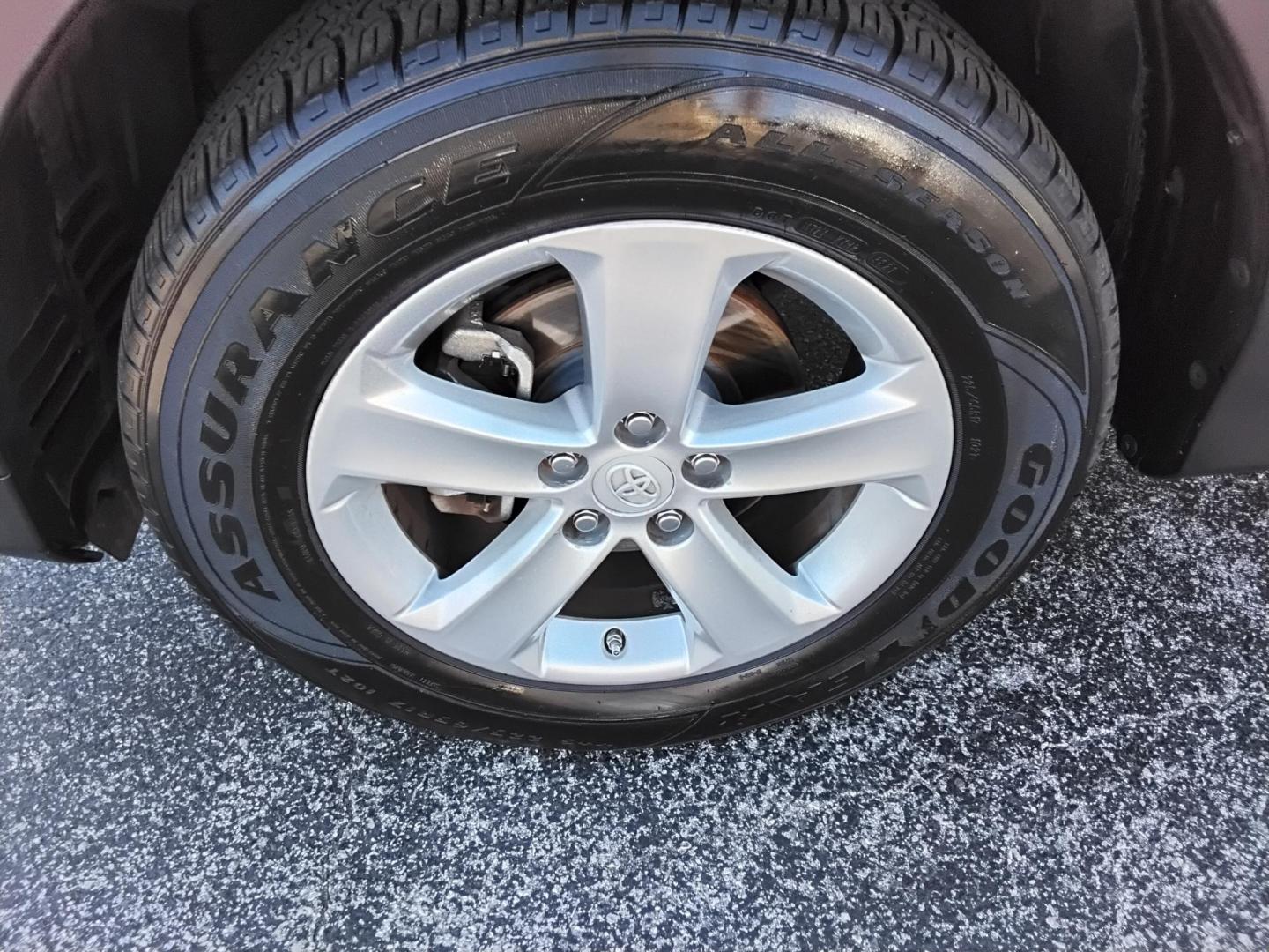 2013 GRAY /Grey Toyota RAV4 XLE FWD (2T3WFREV3DW) with an 2.5L L4 DOHC 16V engine, 6-Speed Automatic transmission, located at 6112 N Florida Avenue, Tampa, FL, 33604, (888) 521-5131, 27.954929, -82.459534 - 499$ DOWN PLUS TAX & TAG. - Photo#23