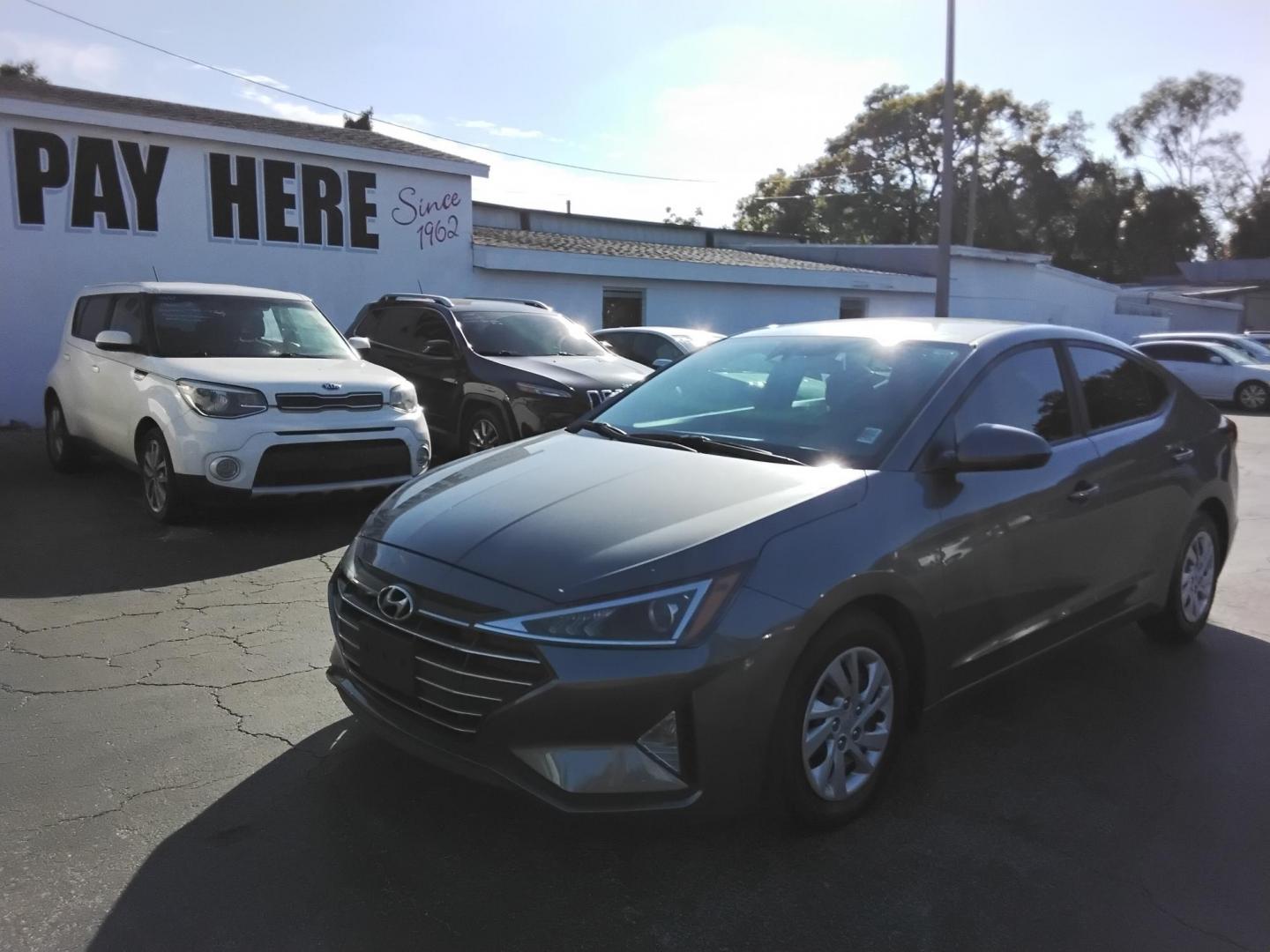 2020 GRAY /Grey Hyundai Elantra SE 6AT (5NPD74LF8LH) with an 1.8L L4 DOHC 16V engine, 6A transmission, located at 6112 N Florida Avenue, Tampa, FL, 33604, (888) 521-5131, 27.954929, -82.459534 - 499$ DOWN PLUS TAX & TAG. - Photo#1
