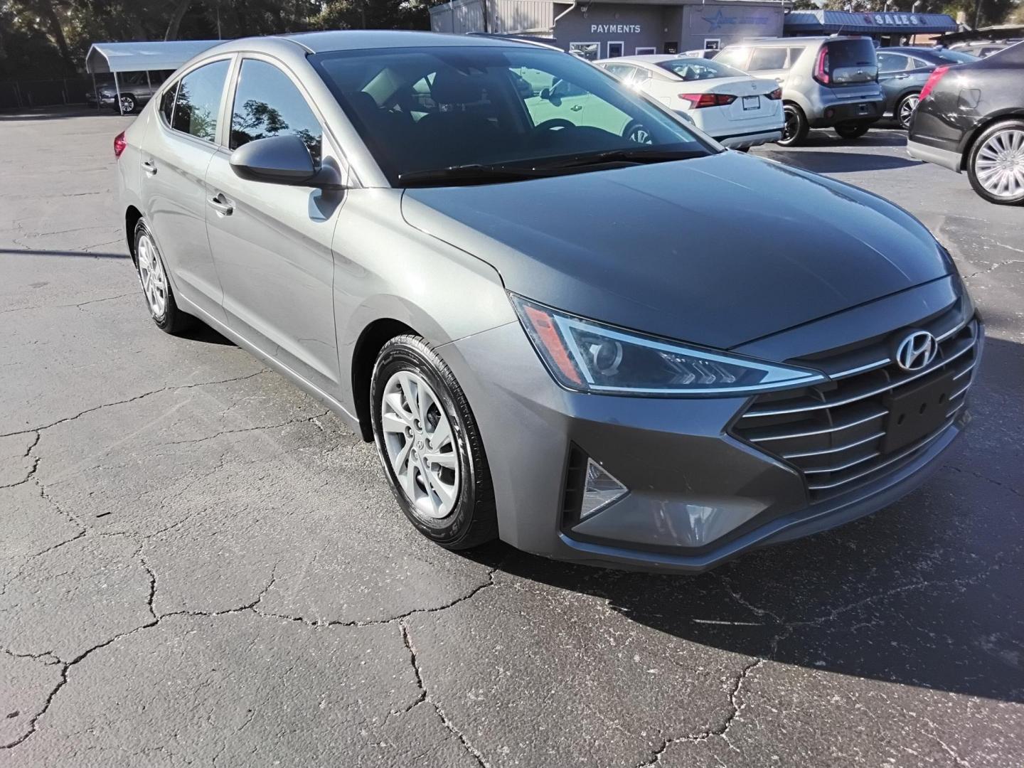 2020 GRAY /Grey Hyundai Elantra SE 6AT (5NPD74LF8LH) with an 1.8L L4 DOHC 16V engine, 6A transmission, located at 6112 N Florida Avenue, Tampa, FL, 33604, (888) 521-5131, 27.954929, -82.459534 - 499$ DOWN PLUS TAX & TAG. - Photo#4