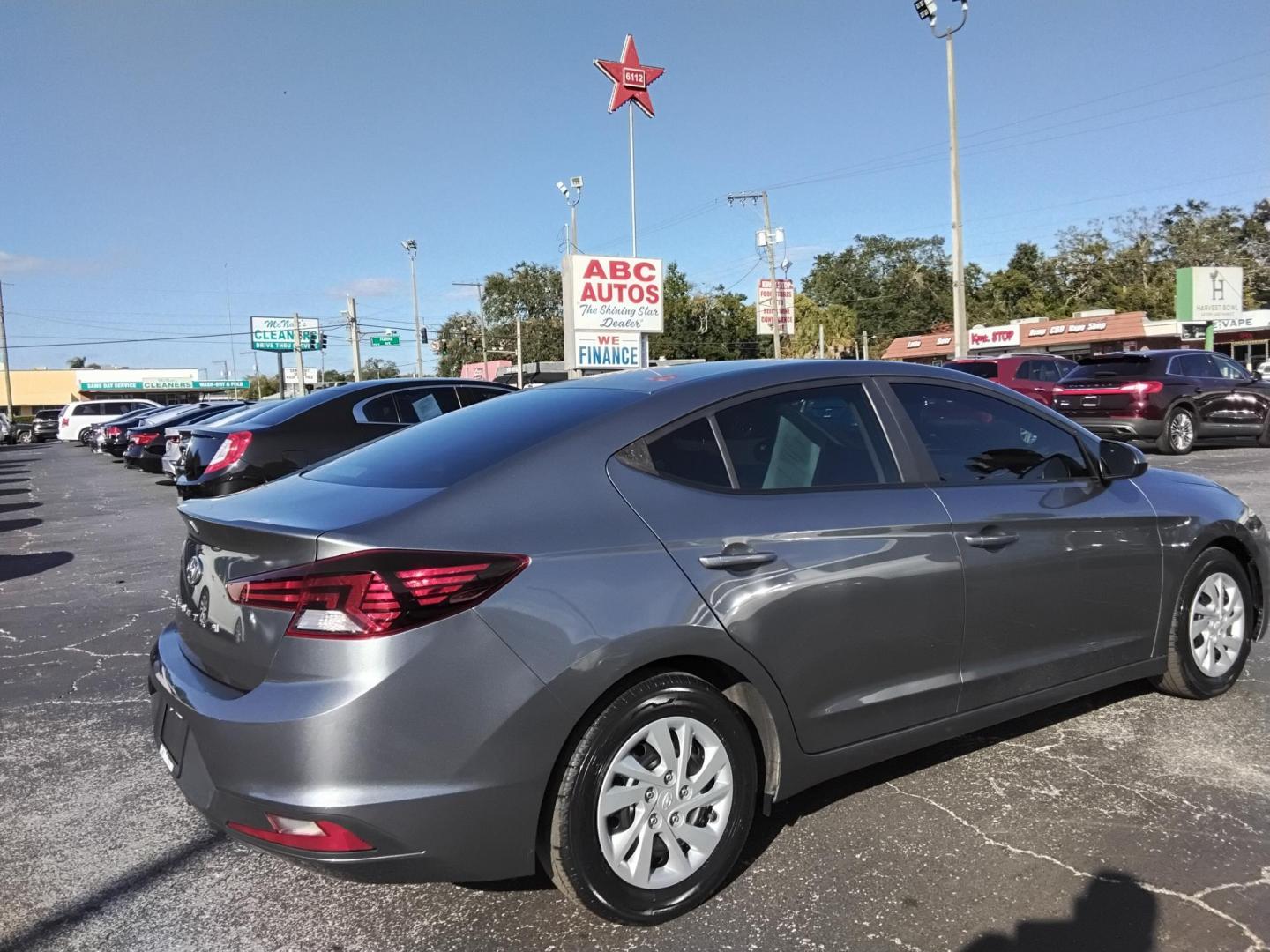 2020 GRAY /Grey Hyundai Elantra SE 6AT (5NPD74LF8LH) with an 1.8L L4 DOHC 16V engine, 6A transmission, located at 6112 N Florida Avenue, Tampa, FL, 33604, (888) 521-5131, 27.954929, -82.459534 - 499$ DOWN PLUS TAX & TAG. - Photo#5