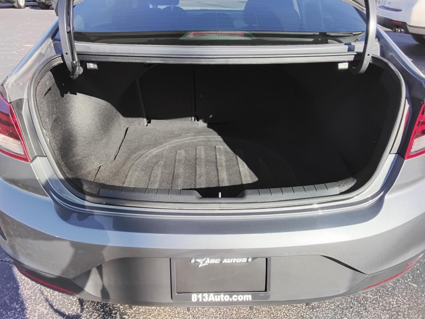 2020 GRAY /Grey Hyundai Elantra SE 6AT (5NPD74LF8LH) with an 1.8L L4 DOHC 16V engine, 6A transmission, located at 6112 N Florida Avenue, Tampa, FL, 33604, (888) 521-5131, 27.954929, -82.459534 - 499$ DOWN PLUS TAX & TAG. - Photo#6