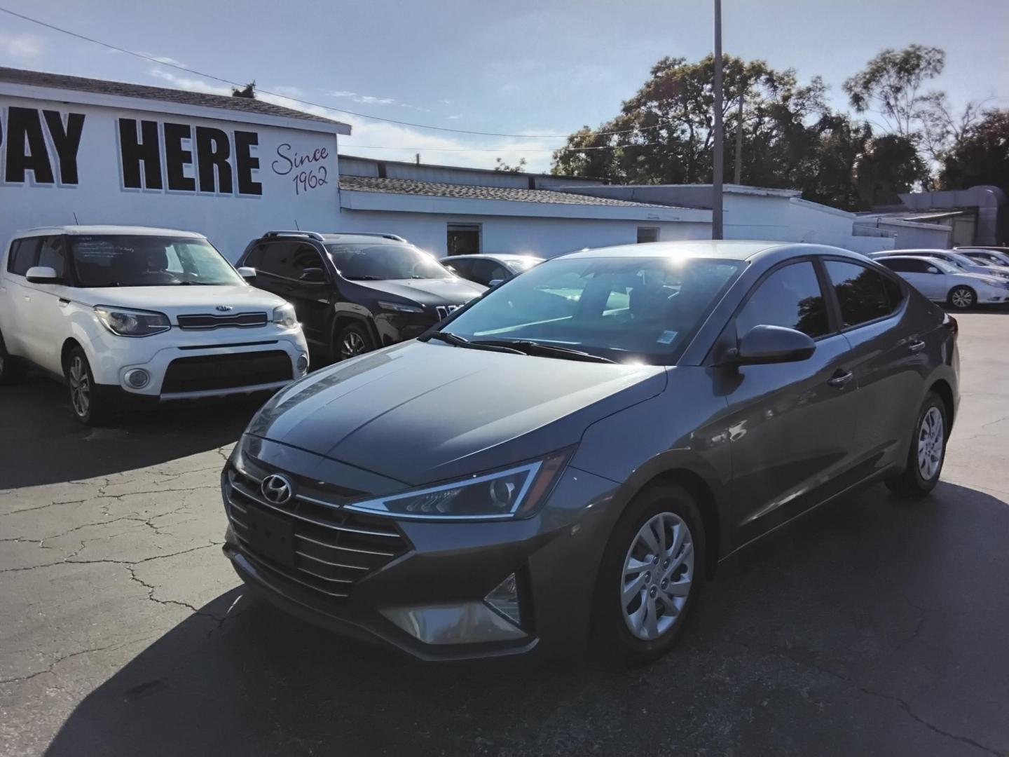 2020 GRAY /Grey Hyundai Elantra SE 6AT (5NPD74LF8LH) with an 1.8L L4 DOHC 16V engine, 6A transmission, located at 6112 N Florida Avenue, Tampa, FL, 33604, (888) 521-5131, 27.954929, -82.459534 - 499$ DOWN PLUS TAX & TAG. - Photo#2