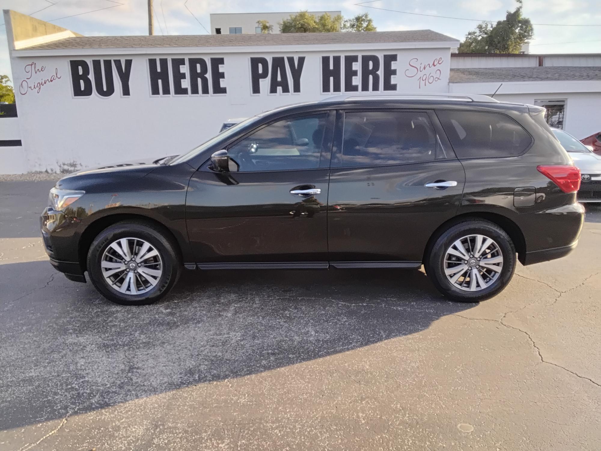 photo of 2017 Nissan Pathfinder Platinum 2WD