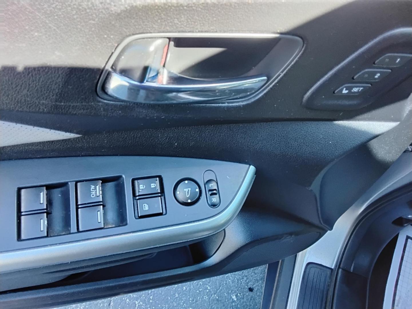 2015 SILVER /Beige Honda CR-V EX-L 2WD (5J6RM3H92FL) with an 2.4L L4 DOHC 16V engine, Continuously Variable Transmission transmission, located at 6112 N Florida Avenue, Tampa, FL, 33604, (888) 521-5131, 27.954929, -82.459534 - 499$ DOWN PLUS TAX & TAG. - Photo#23