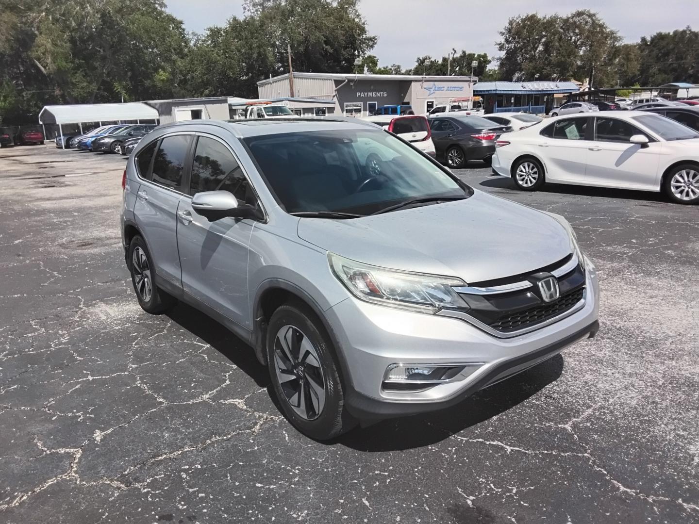 2015 SILVER /Beige Honda CR-V EX-L 2WD (5J6RM3H92FL) with an 2.4L L4 DOHC 16V engine, Continuously Variable Transmission transmission, located at 6112 N Florida Avenue, Tampa, FL, 33604, (888) 521-5131, 27.954929, -82.459534 - 499$ DOWN PLUS TAX & TAG.- Photo#3