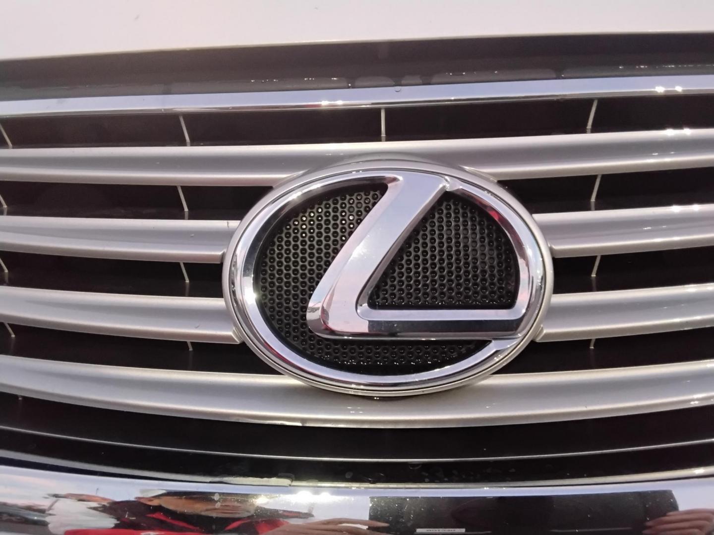 2012 White /Beige Lexus ES 350 Sedan (JTHBK1EG4C2) with an 3.5L V6 DOHC 24V engine, 6-Speed Automatic transmission, located at 6112 N Florida Avenue, Tampa, FL, 33604, (888) 521-5131, 27.954929, -82.459534 - 499$ Down plus tax & tag. - Photo#3