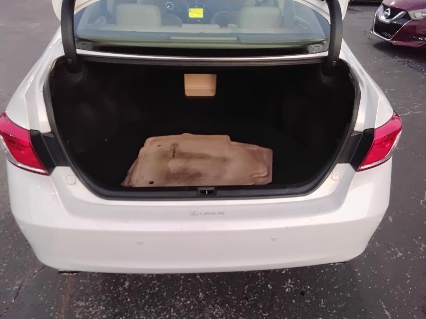 2012 White /Beige Lexus ES 350 Sedan (JTHBK1EG4C2) with an 3.5L V6 DOHC 24V engine, 6-Speed Automatic transmission, located at 6112 N Florida Avenue, Tampa, FL, 33604, (888) 521-5131, 27.954929, -82.459534 - 499$ Down plus tax & tag. - Photo#6