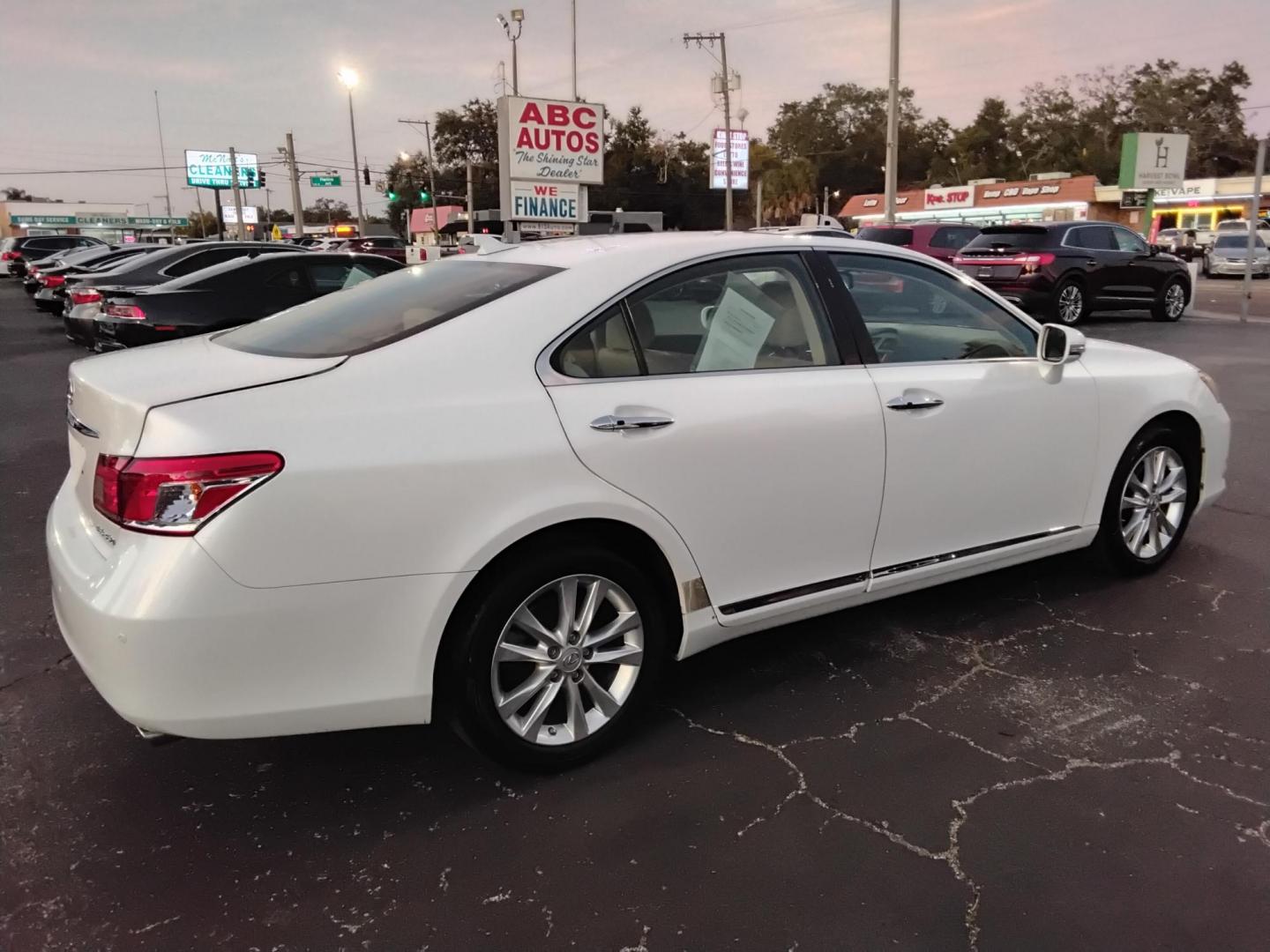 2012 White /Beige Lexus ES 350 Sedan (JTHBK1EG4C2) with an 3.5L V6 DOHC 24V engine, 6-Speed Automatic transmission, located at 6112 N Florida Avenue, Tampa, FL, 33604, (888) 521-5131, 27.954929, -82.459534 - 499$ Down plus tax & tag. - Photo#4
