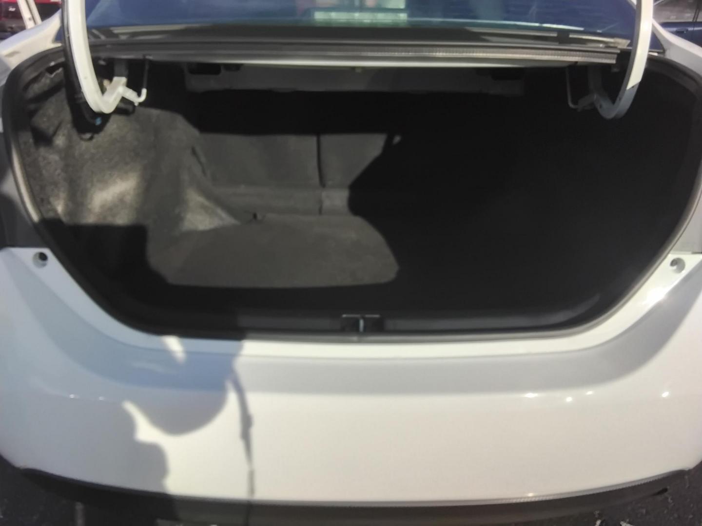 2016 White /Grey Toyota Corolla L 4-Speed AT (5YFBURHE0GP) with an 1.8L L4 DOHC 16V engine, 4A transmission, located at 6112 N Florida Avenue, Tampa, FL, 33604, (888) 521-5131, 27.954929, -82.459534 - 499$ DOWN PLUS TAX & TAG. - Photo#6