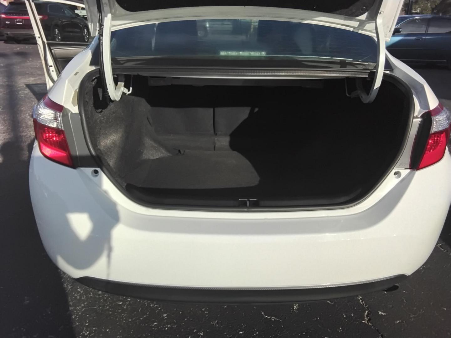 2016 White /Grey Toyota Corolla L 4-Speed AT (5YFBURHE0GP) with an 1.8L L4 DOHC 16V engine, 4A transmission, located at 6112 N Florida Avenue, Tampa, FL, 33604, (888) 521-5131, 27.954929, -82.459534 - 499$ DOWN PLUS TAX & TAG. - Photo#5