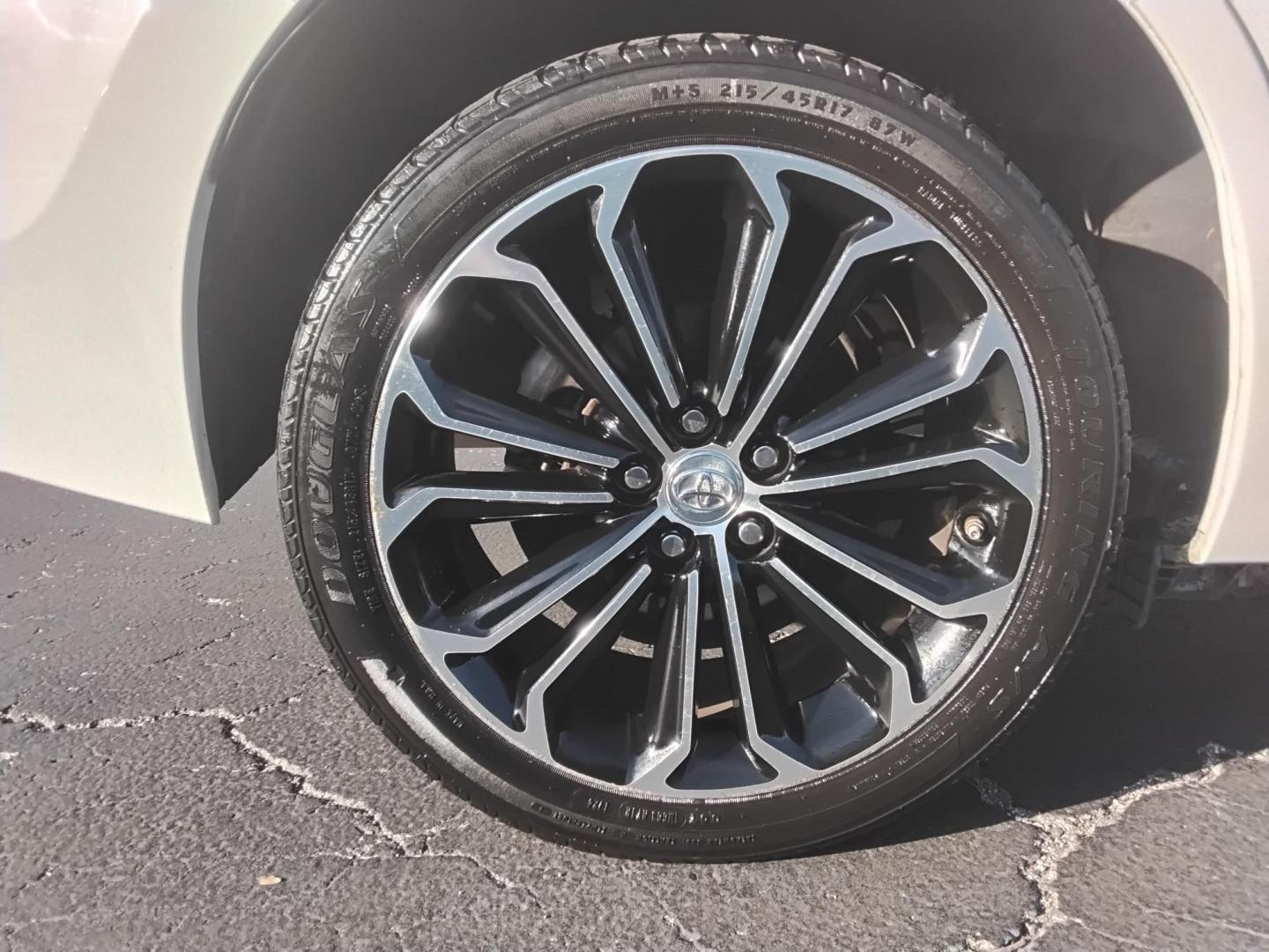 2016 White /Grey Toyota Corolla L 4-Speed AT (5YFBURHE0GP) with an 1.8L L4 DOHC 16V engine, 4A transmission, located at 6112 N Florida Avenue, Tampa, FL, 33604, (888) 521-5131, 27.954929, -82.459534 - 499$ DOWN PLUS TAX & TAG. - Photo#11