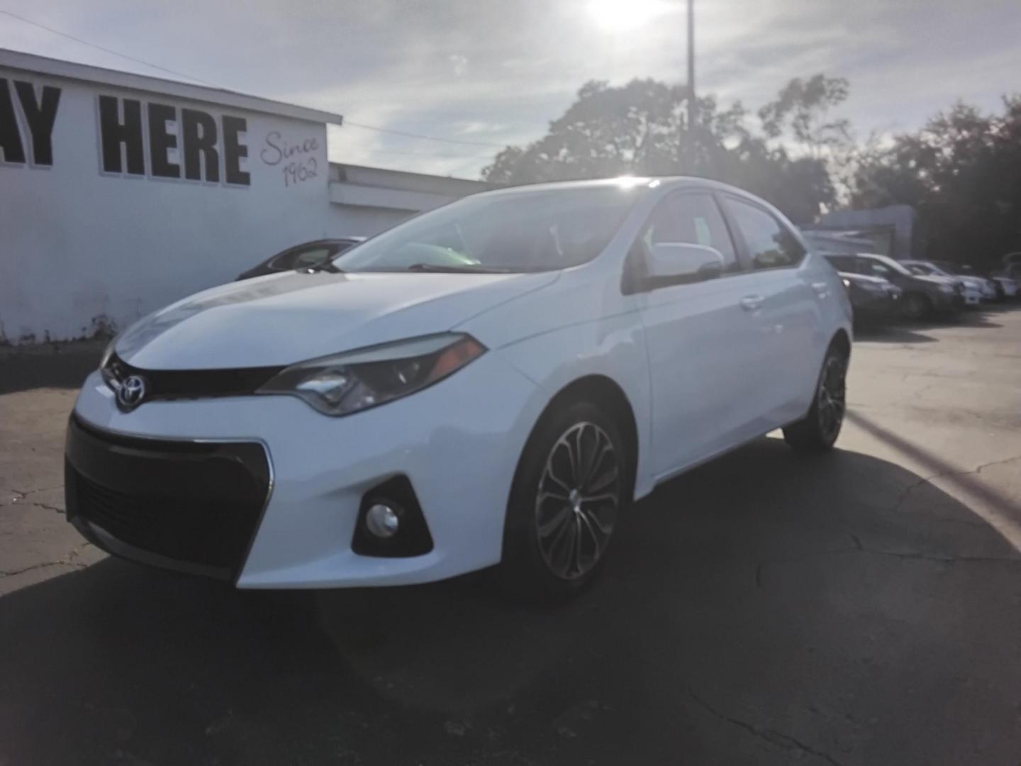 2016 White /Grey Toyota Corolla L 4-Speed AT (5YFBURHE0GP) with an 1.8L L4 DOHC 16V engine, 4A transmission, located at 6112 N Florida Avenue, Tampa, FL, 33604, (888) 521-5131, 27.954929, -82.459534 - 499$ DOWN PLUS TAX & TAG. - Photo#1