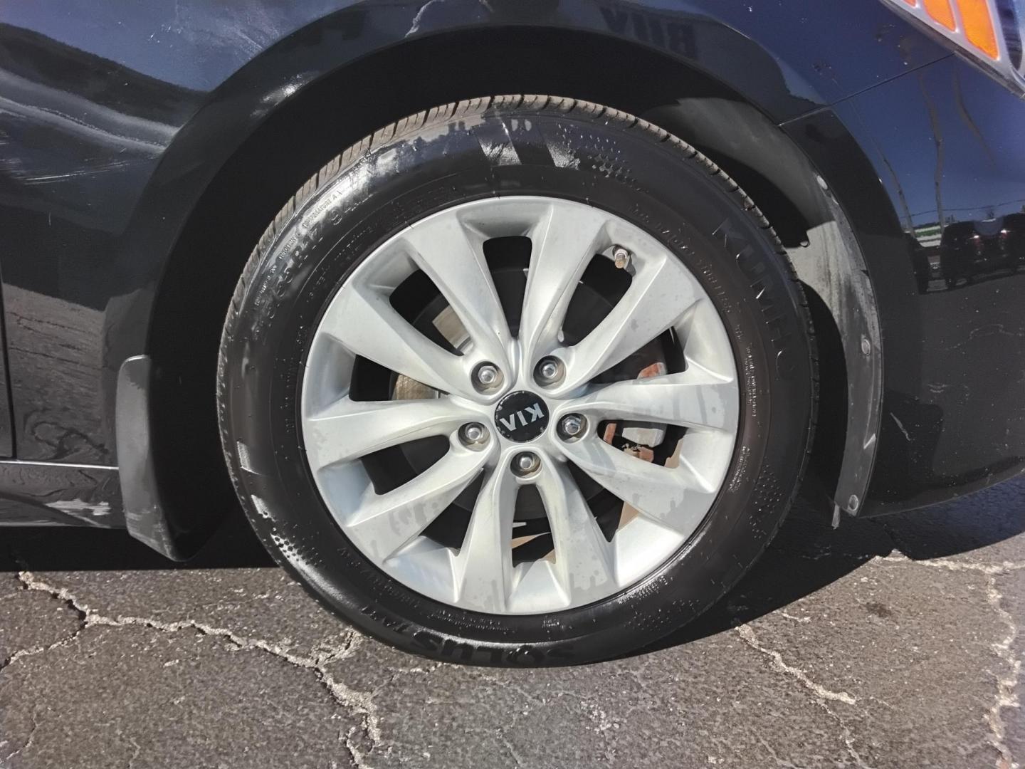 2016 BLACK /Grey Kia Optima EX (5XXGU4L39GG) with an 2.4L L4 DOHC 16V engine, 6A transmission, located at 6112 N Florida Avenue, Tampa, FL, 33604, (888) 521-5131, 27.954929, -82.459534 - 499$ down plus tax & tag. - Photo#10