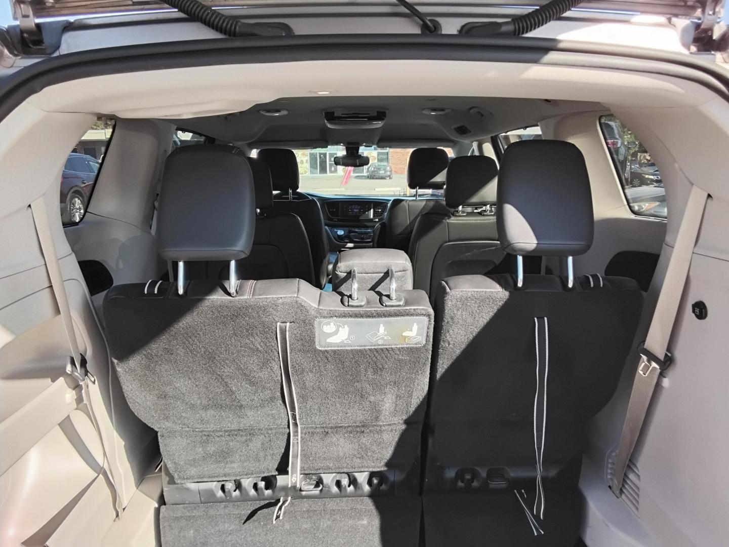 2017 GRAY /Black Chrysler Pacifica Touring (2C4RC1BG3HR) with an 3.6L V6 DOHC 24V engine, 6A transmission, located at 6112 N Florida Avenue, Tampa, FL, 33604, (888) 521-5131, 27.954929, -82.459534 - 499$ DOWN PLUS TAX & TAG. - Photo#7