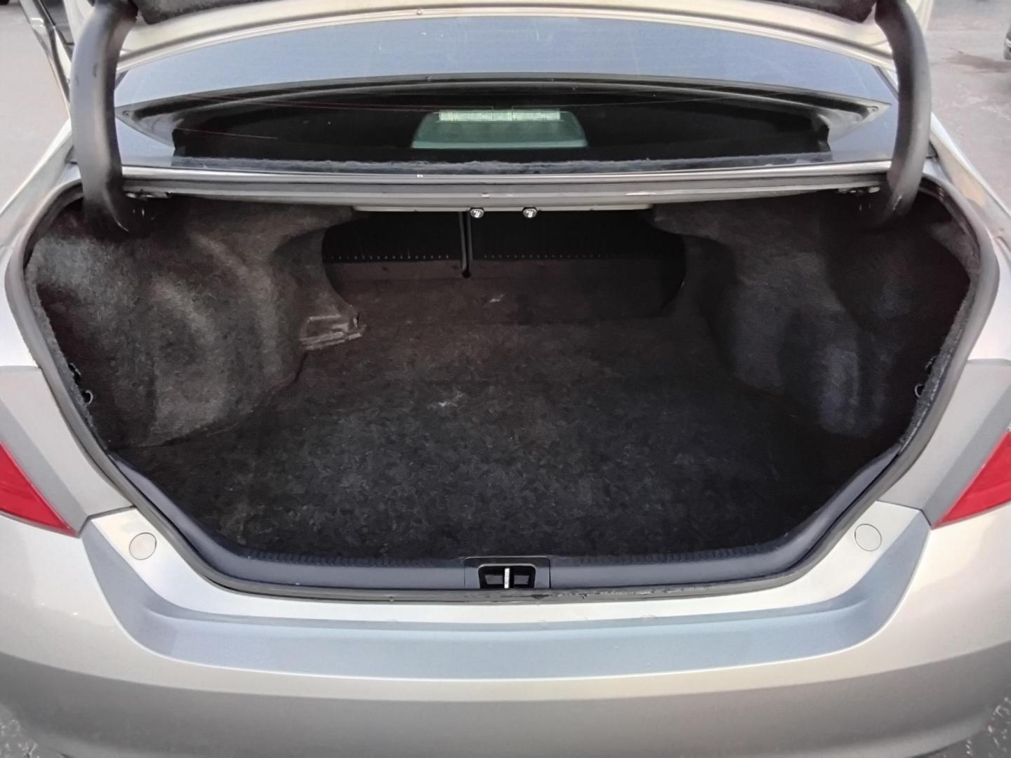 2015 SILVER /Black Toyota Camry SE (4T1BF1FK0FU) with an 2.5L L4 DOHC 16V engine, 6-Speed Automatic transmission, located at 6112 N Florida Avenue, Tampa, FL, 33604, (888) 521-5131, 27.954929, -82.459534 - 499$ DOWN PLUS TAX & TAG. - Photo#5