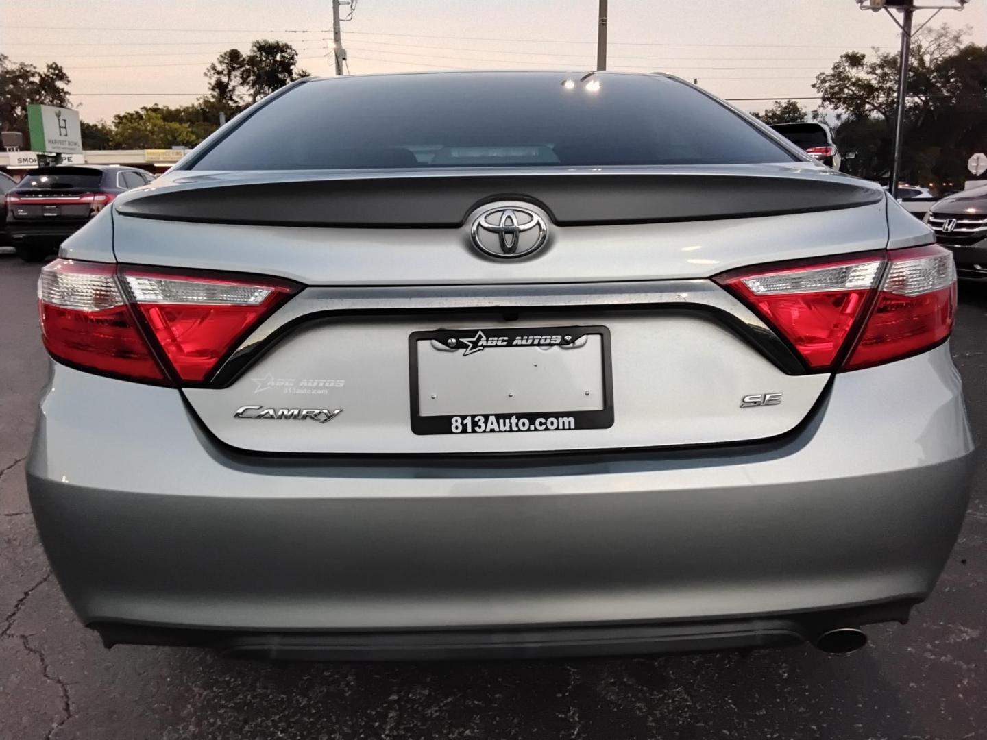 2015 SILVER /Black Toyota Camry SE (4T1BF1FK0FU) with an 2.5L L4 DOHC 16V engine, 6-Speed Automatic transmission, located at 6112 N Florida Avenue, Tampa, FL, 33604, (888) 521-5131, 27.954929, -82.459534 - 499$ DOWN PLUS TAX & TAG. - Photo#4
