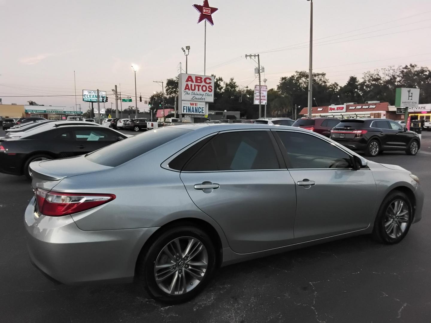 2015 SILVER /Black Toyota Camry SE (4T1BF1FK0FU) with an 2.5L L4 DOHC 16V engine, 6-Speed Automatic transmission, located at 6112 N Florida Avenue, Tampa, FL, 33604, (888) 521-5131, 27.954929, -82.459534 - 499$ DOWN PLUS TAX & TAG. - Photo#3