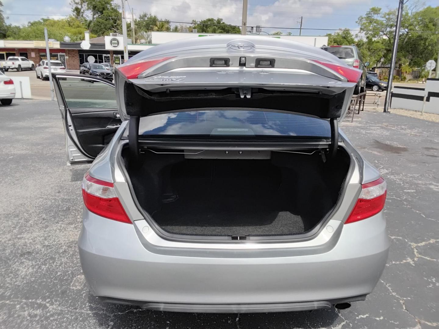 2015 SILVER /Black Toyota Camry SE (4T1BF1FK0FU) with an 2.5L L4 DOHC 16V engine, 6-Speed Automatic transmission, located at 6112 N Florida Avenue, Tampa, FL, 33604, (888) 521-5131, 27.954929, -82.459534 - 499$ DOWN PLUS TAX & TAG. - Photo#4