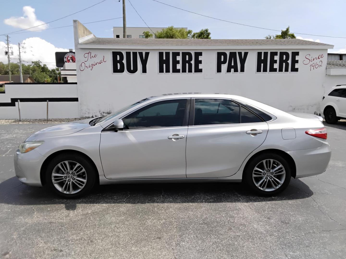 2015 SILVER /Black Toyota Camry SE (4T1BF1FK0FU) with an 2.5L L4 DOHC 16V engine, 6-Speed Automatic transmission, located at 6112 N Florida Avenue, Tampa, FL, 33604, (888) 521-5131, 27.954929, -82.459534 - 499$ DOWN PLUS TAX & TAG. - Photo#1