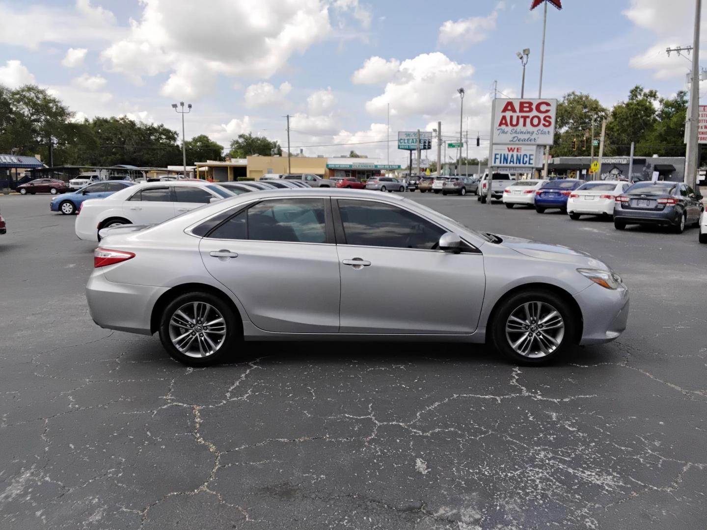 2015 SILVER /Black Toyota Camry SE (4T1BF1FK0FU) with an 2.5L L4 DOHC 16V engine, 6-Speed Automatic transmission, located at 6112 N Florida Avenue, Tampa, FL, 33604, (888) 521-5131, 27.954929, -82.459534 - 499$ DOWN PLUS TAX & TAG. - Photo#3