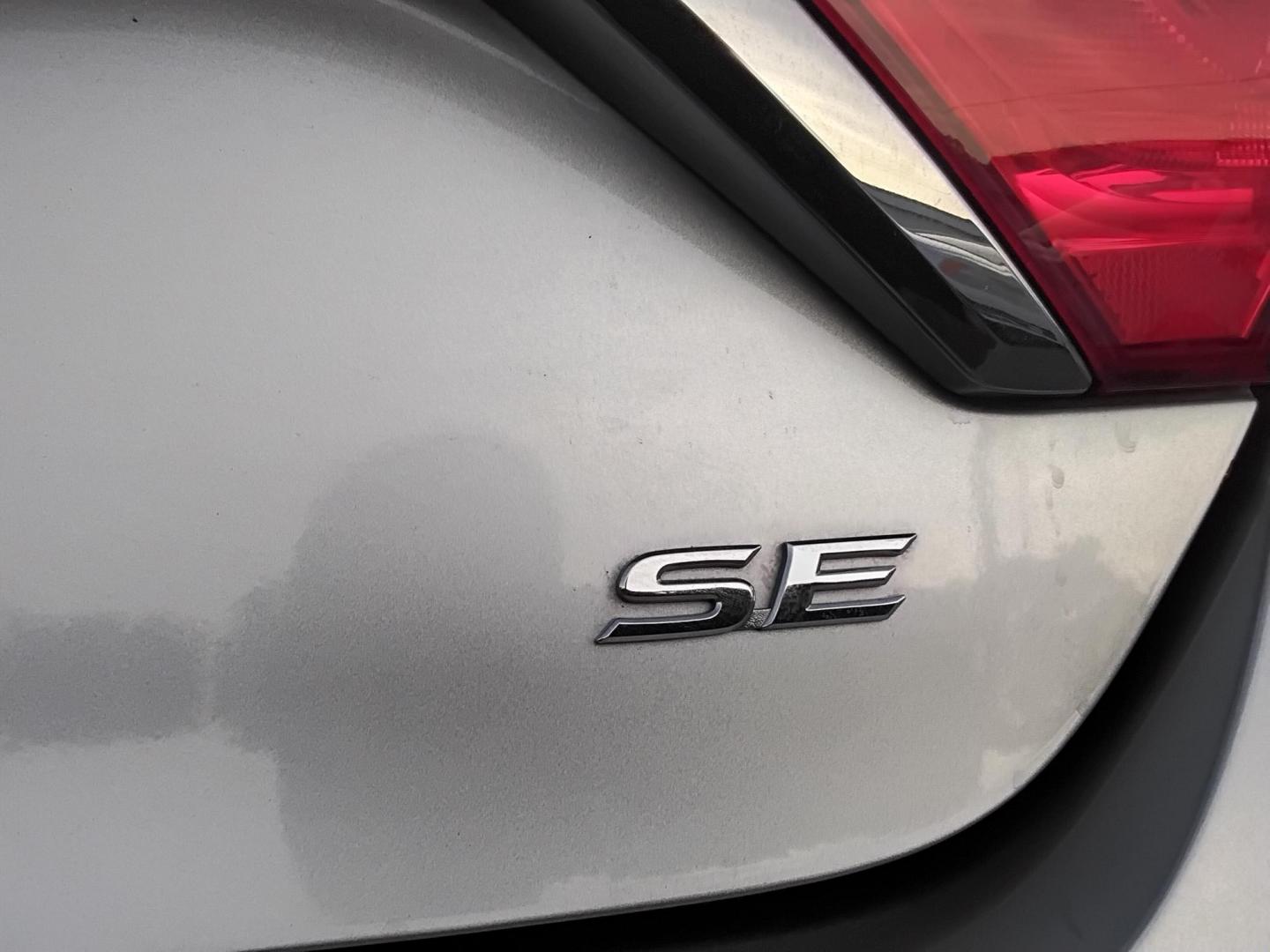 2017 SILVER /Black Toyota Camry SE (4T1BF1FKXHU) with an 2.5L L4 DOHC 16V engine, 6A transmission, located at 6112 N Florida Avenue, Tampa, FL, 33604, (888) 521-5131, 27.954929, -82.459534 - $499 down plus tax & tag. - Photo#7