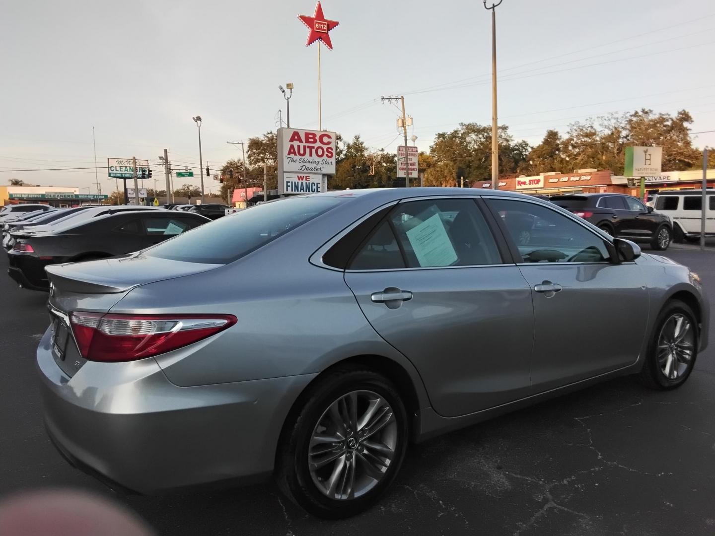 2017 SILVER /Black Toyota Camry SE (4T1BF1FKXHU) with an 2.5L L4 DOHC 16V engine, 6A transmission, located at 6112 N Florida Avenue, Tampa, FL, 33604, (888) 521-5131, 27.954929, -82.459534 - $499 down plus tax & tag. - Photo#3