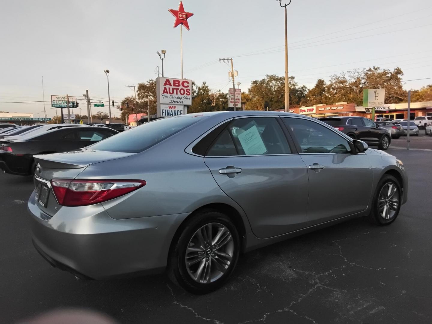 2017 SILVER /Black Toyota Camry SE (4T1BF1FKXHU) with an 2.5L L4 DOHC 16V engine, 6A transmission, located at 6112 N Florida Avenue, Tampa, FL, 33604, (888) 521-5131, 27.954929, -82.459534 - $499 down plus tax & tag. - Photo#4
