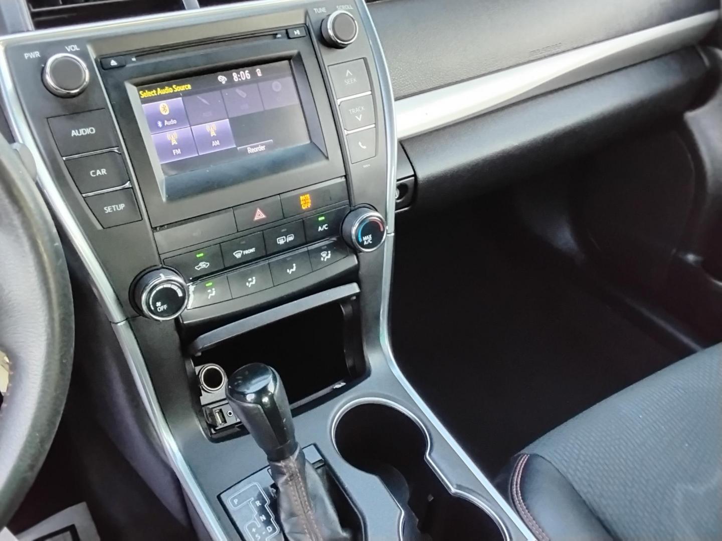 2017 SILVER /Black Toyota Camry SE (4T1BF1FKXHU) with an 2.5L L4 DOHC 16V engine, 6A transmission, located at 6112 N Florida Avenue, Tampa, FL, 33604, (888) 521-5131, 27.954929, -82.459534 - $499 down plus tax & tag. - Photo#9