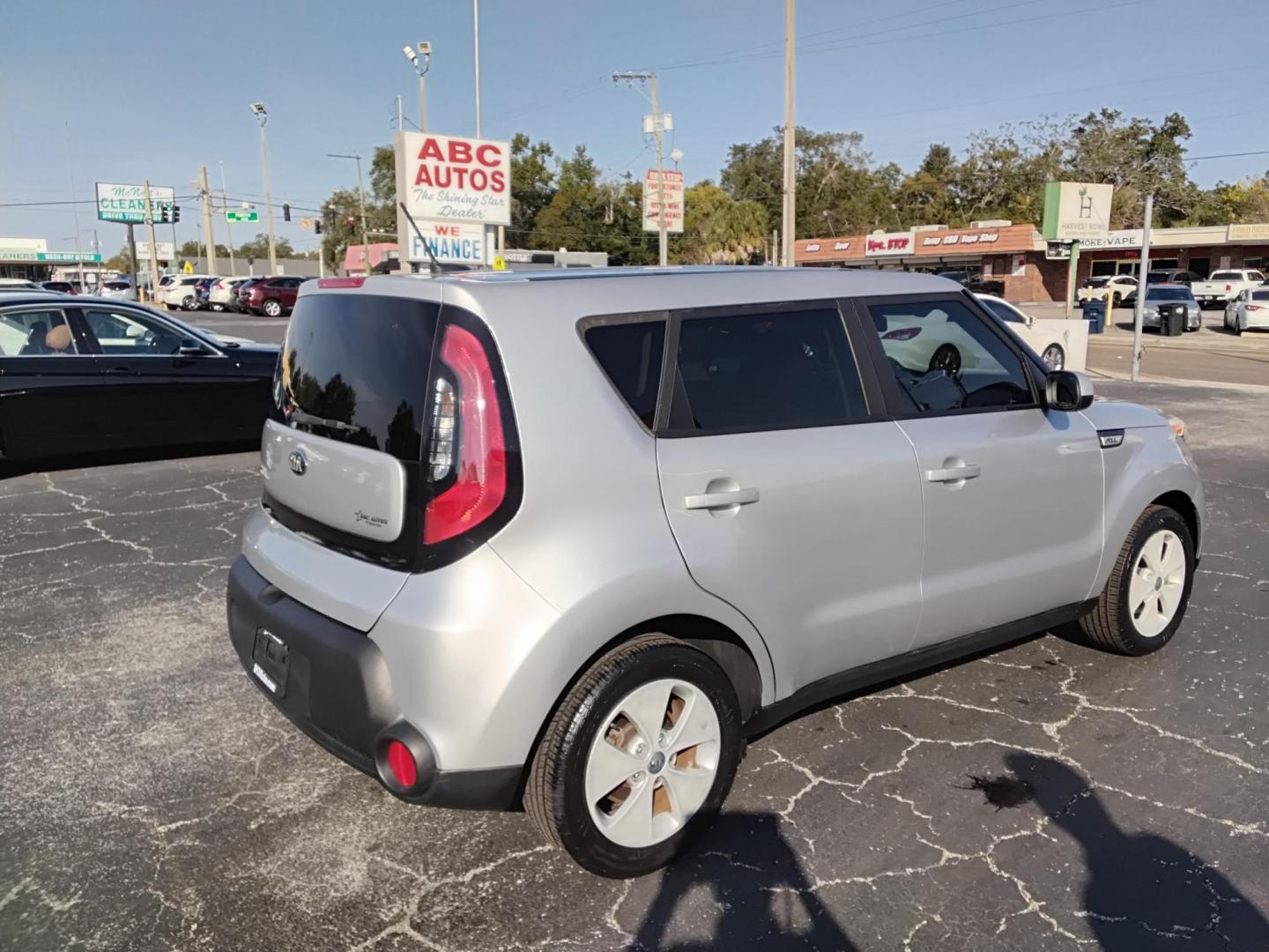 2016 SILVER /Grey Kia Soul Base 6A (KNDJN2A25G7) with an 1.6L L4 DOHC 16V engine, 6A transmission, located at 6112 N Florida Avenue, Tampa, FL, 33604, (888) 521-5131, 27.954929, -82.459534 - $499 DOWN PLUS TAX & TAG. - Photo#4