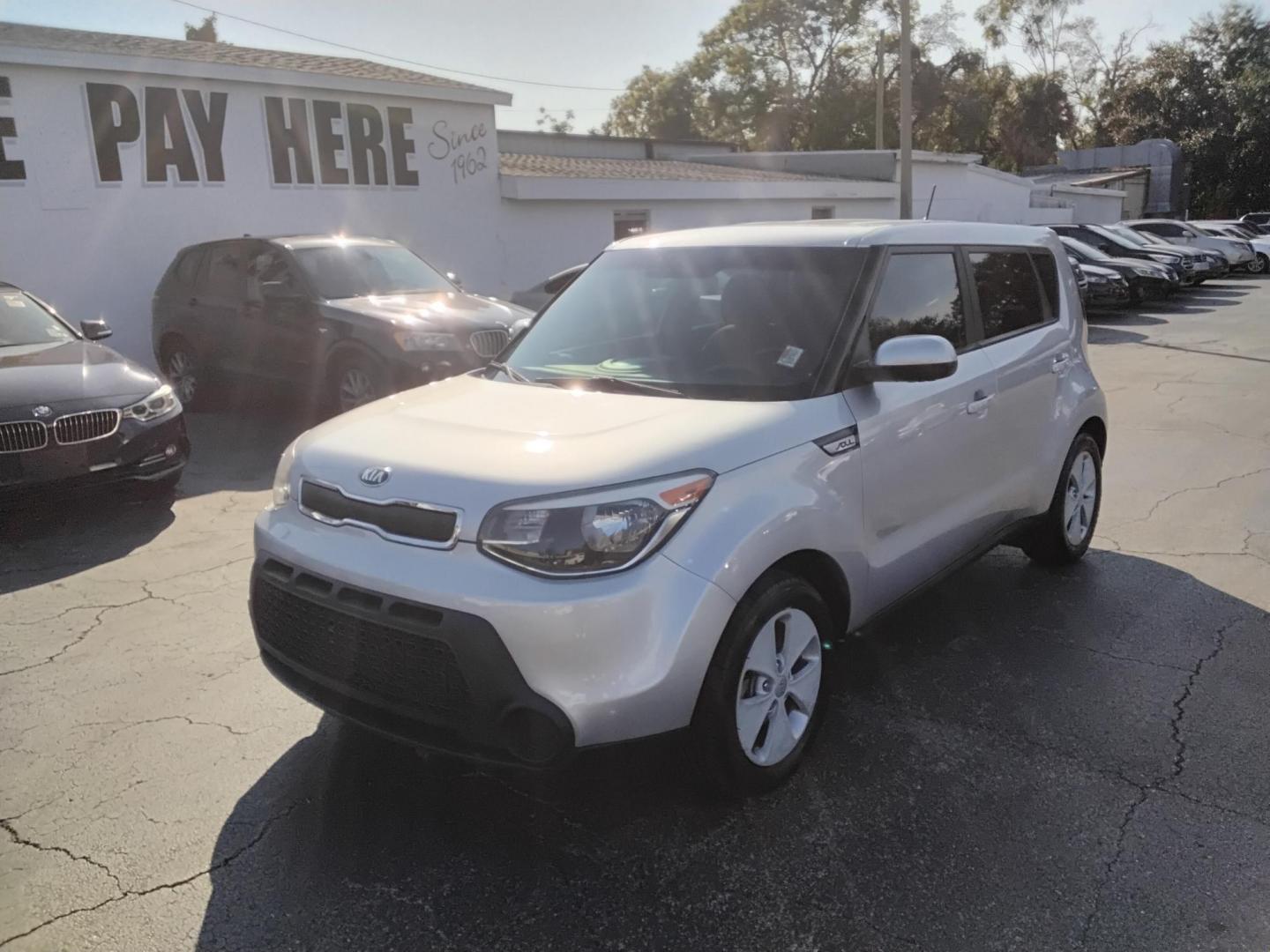 2016 SILVER /Grey Kia Soul Base 6A (KNDJN2A25G7) with an 1.6L L4 DOHC 16V engine, 6A transmission, located at 6112 N Florida Avenue, Tampa, FL, 33604, (888) 521-5131, 27.954929, -82.459534 - $499 DOWN PLUS TAX & TAG. - Photo#2