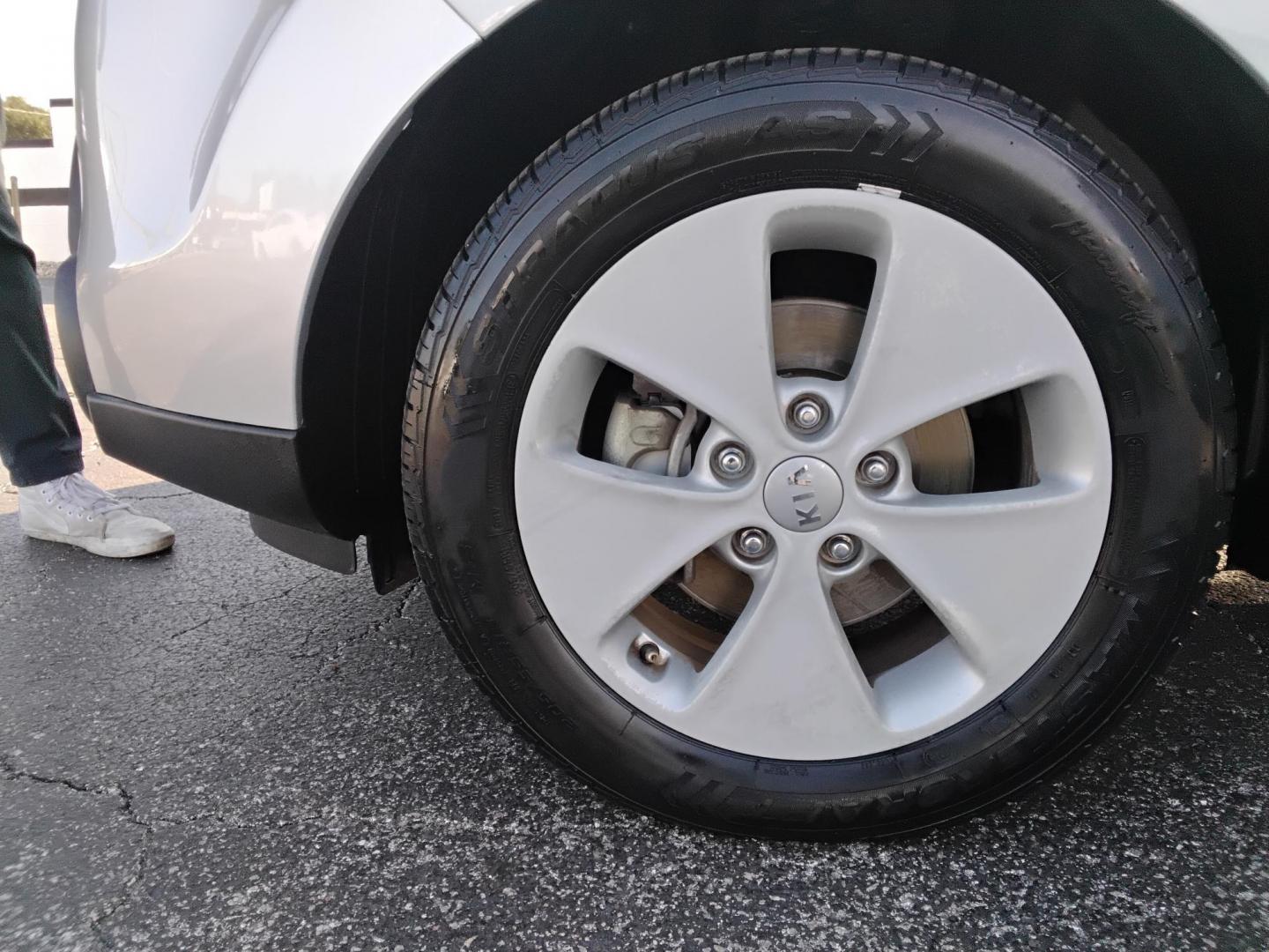 2016 SILVER /Grey Kia Soul Base 6A (KNDJN2A25G7) with an 1.6L L4 DOHC 16V engine, 6A transmission, located at 6112 N Florida Avenue, Tampa, FL, 33604, (888) 521-5131, 27.954929, -82.459534 - $499 DOWN PLUS TAX & TAG. - Photo#12