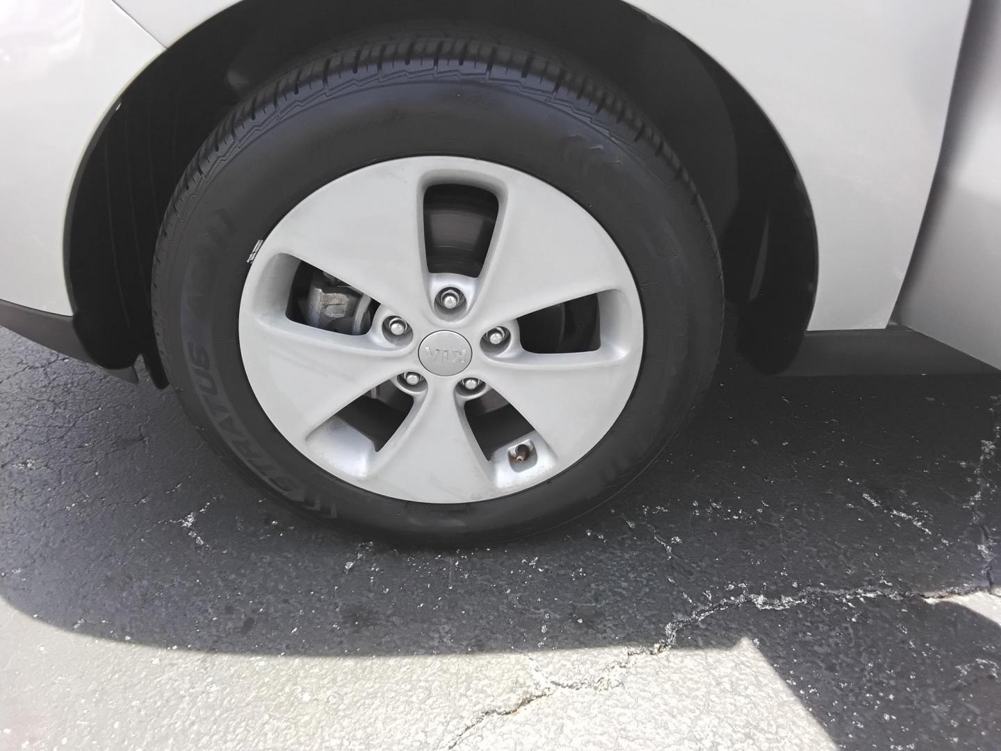 2016 SILVER /Grey Kia Soul Base 6A (KNDJN2A25G7) with an 1.6L L4 DOHC 16V engine, 6A transmission, located at 6112 N Florida Avenue, Tampa, FL, 33604, (888) 521-5131, 27.954929, -82.459534 - $499 DOWN PLUS TAX & TAG. - Photo#7
