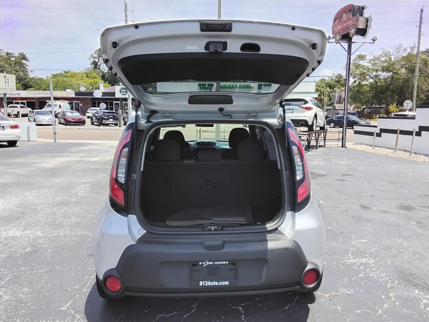 2016 SILVER /Grey Kia Soul Base 6A (KNDJN2A25G7) with an 1.6L L4 DOHC 16V engine, 6A transmission, located at 6112 N Florida Avenue, Tampa, FL, 33604, (888) 521-5131, 27.954929, -82.459534 - $499 DOWN PLUS TAX & TAG. - Photo#4