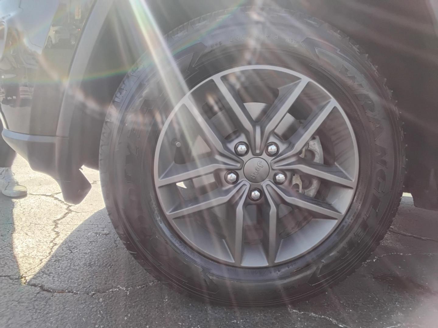 2016 GREEN /Black Jeep Grand Cherokee Laredo 4WD (1C4RJFAG6GC) with an 3.6L V6 DOHC 24V engine, 8A transmission, located at 6112 N Florida Avenue, Tampa, FL, 33604, (888) 521-5131, 27.954929, -82.459534 - $499 down plus tax & tag. - Photo#13