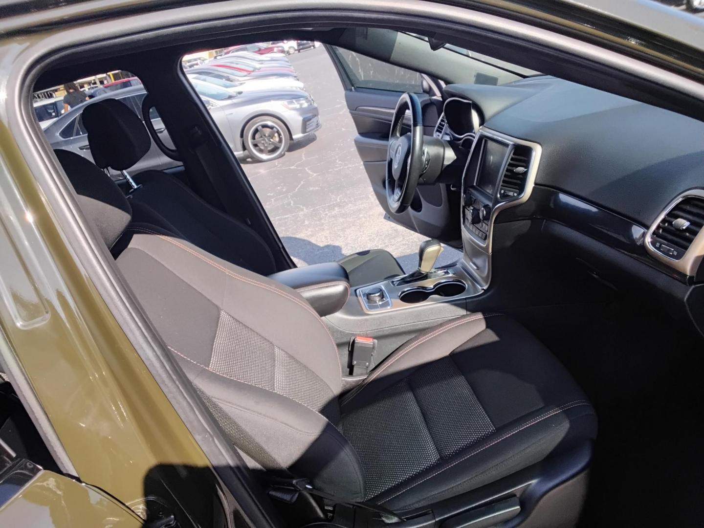 2016 GREEN /Black Jeep Grand Cherokee Laredo 4WD (1C4RJFAG6GC) with an 3.6L V6 DOHC 24V engine, 8A transmission, located at 6112 N Florida Avenue, Tampa, FL, 33604, (888) 521-5131, 27.954929, -82.459534 - $499 down plus tax & tag. - Photo#10