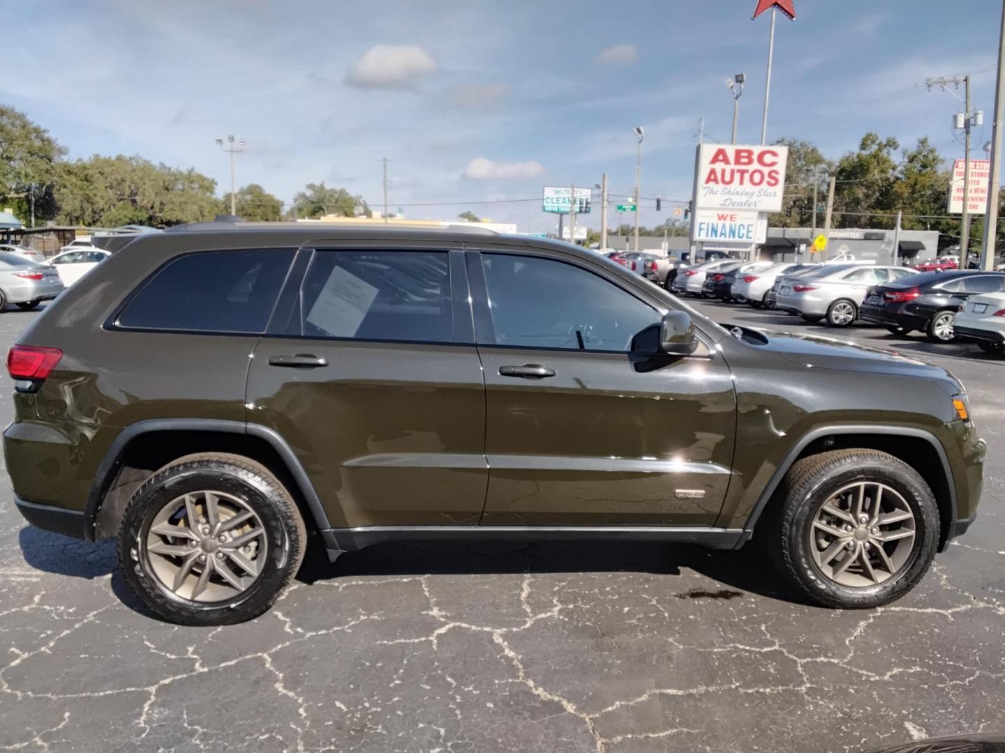 2016 GREEN /Black Jeep Grand Cherokee Laredo 4WD (1C4RJFAG6GC) with an 3.6L V6 DOHC 24V engine, 8A transmission, located at 6112 N Florida Avenue, Tampa, FL, 33604, (888) 521-5131, 27.954929, -82.459534 - $499 down plus tax & tag. - Photo#4