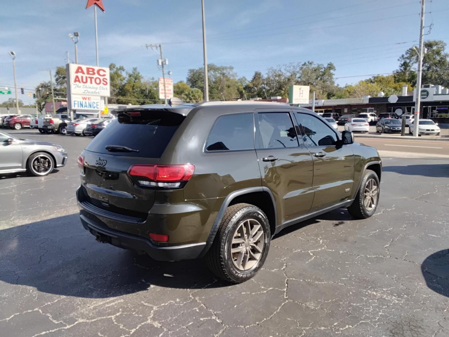 2016 GREEN /Black Jeep Grand Cherokee Laredo 4WD (1C4RJFAG6GC) with an 3.6L V6 DOHC 24V engine, 8A transmission, located at 6112 N Florida Avenue, Tampa, FL, 33604, (888) 521-5131, 27.954929, -82.459534 - $499 down plus tax & tag. - Photo#6